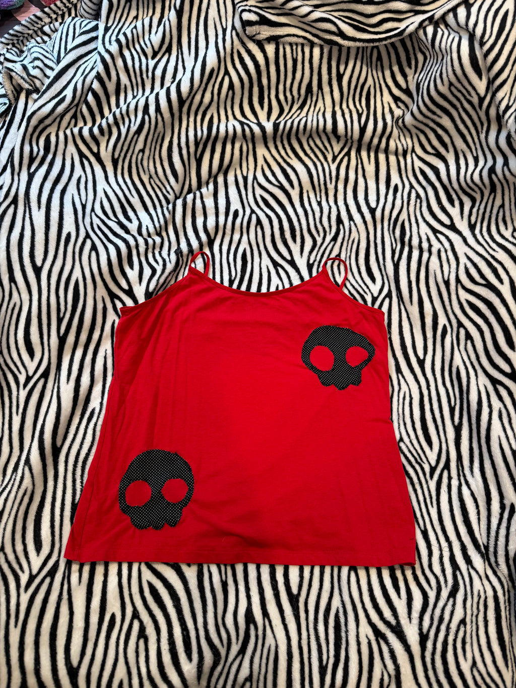 red & black skull tank size 2xl