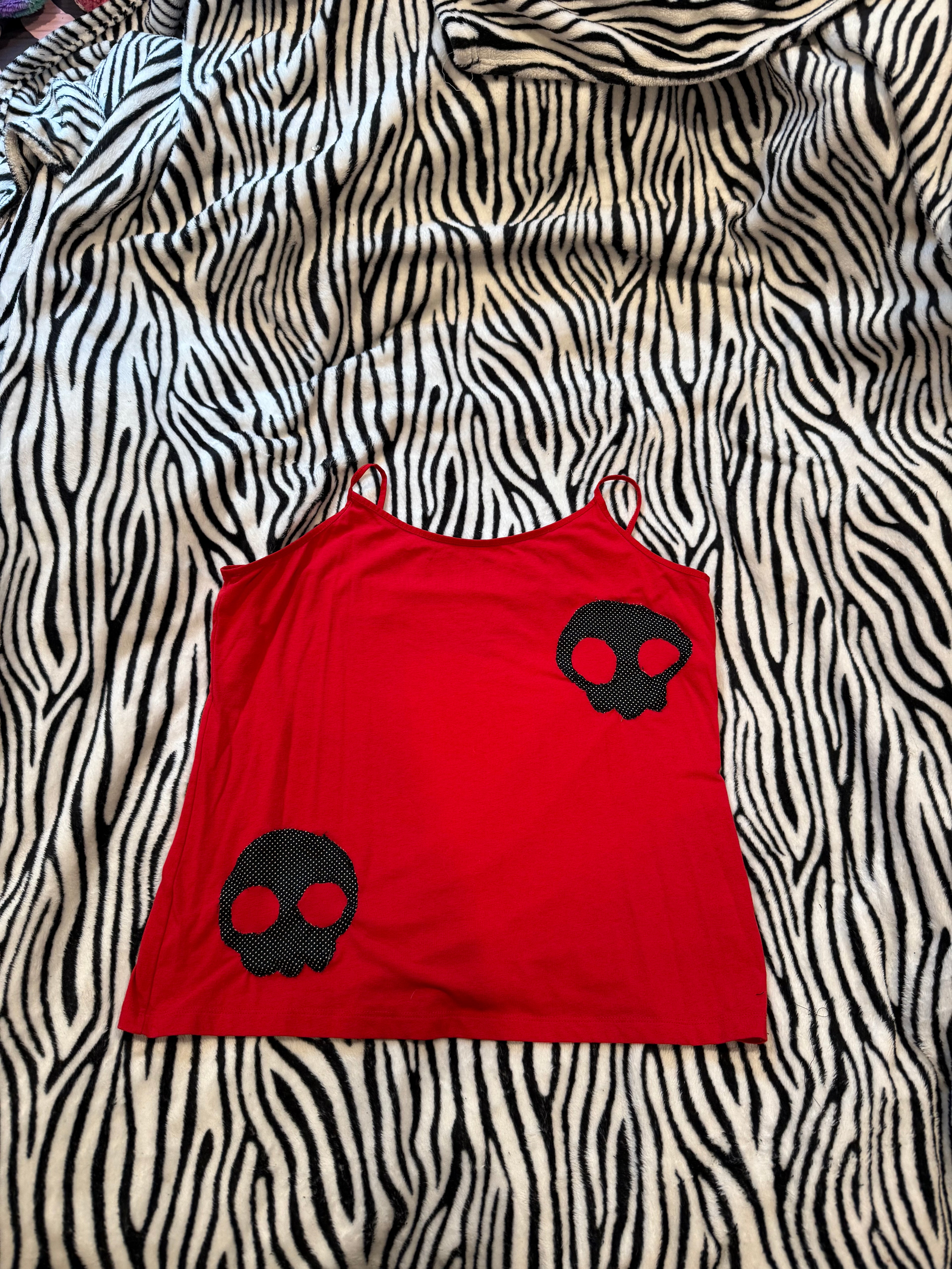 red & black skull tank size 2xl