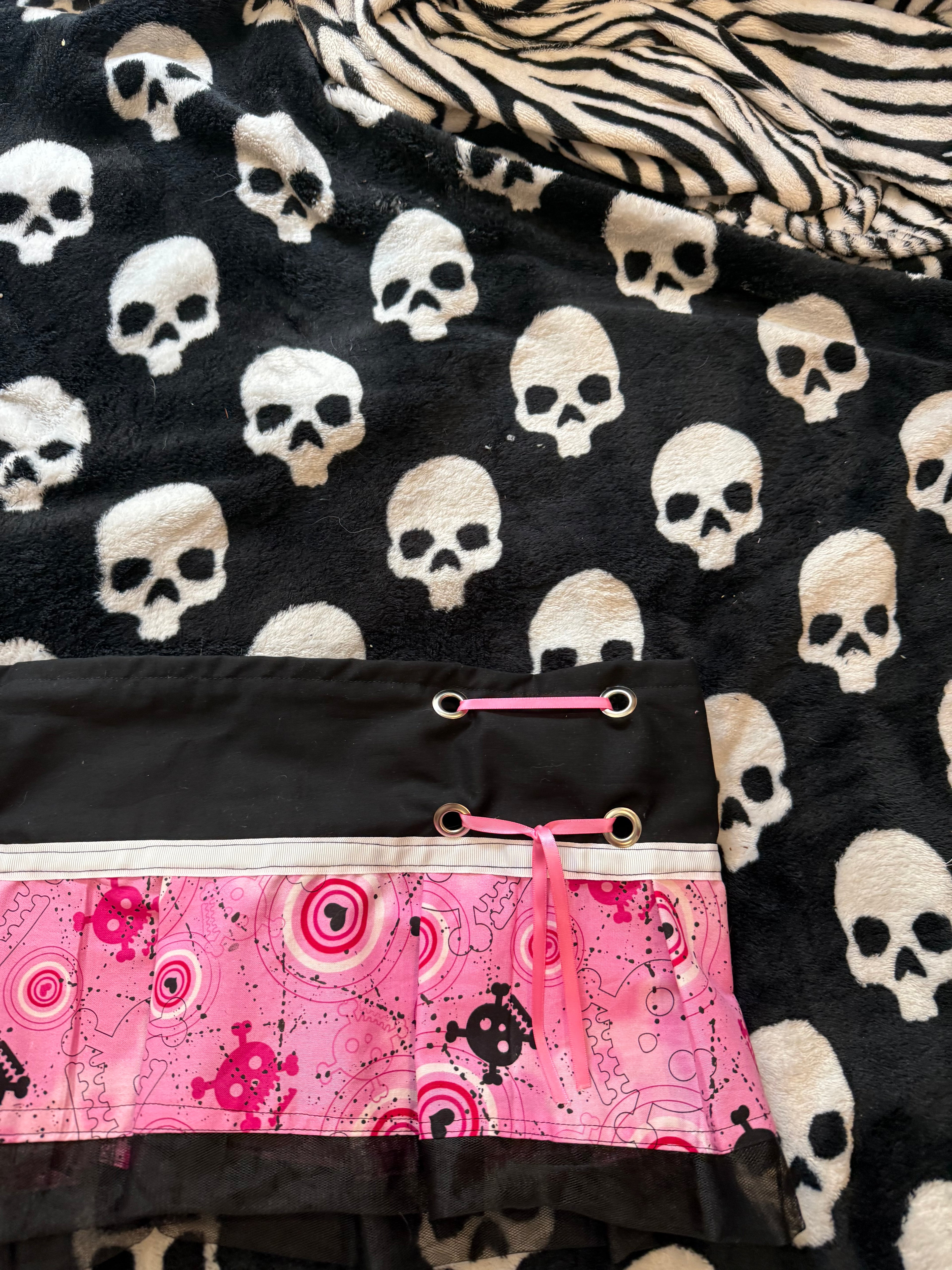 pink & black lace up skull skirt size L