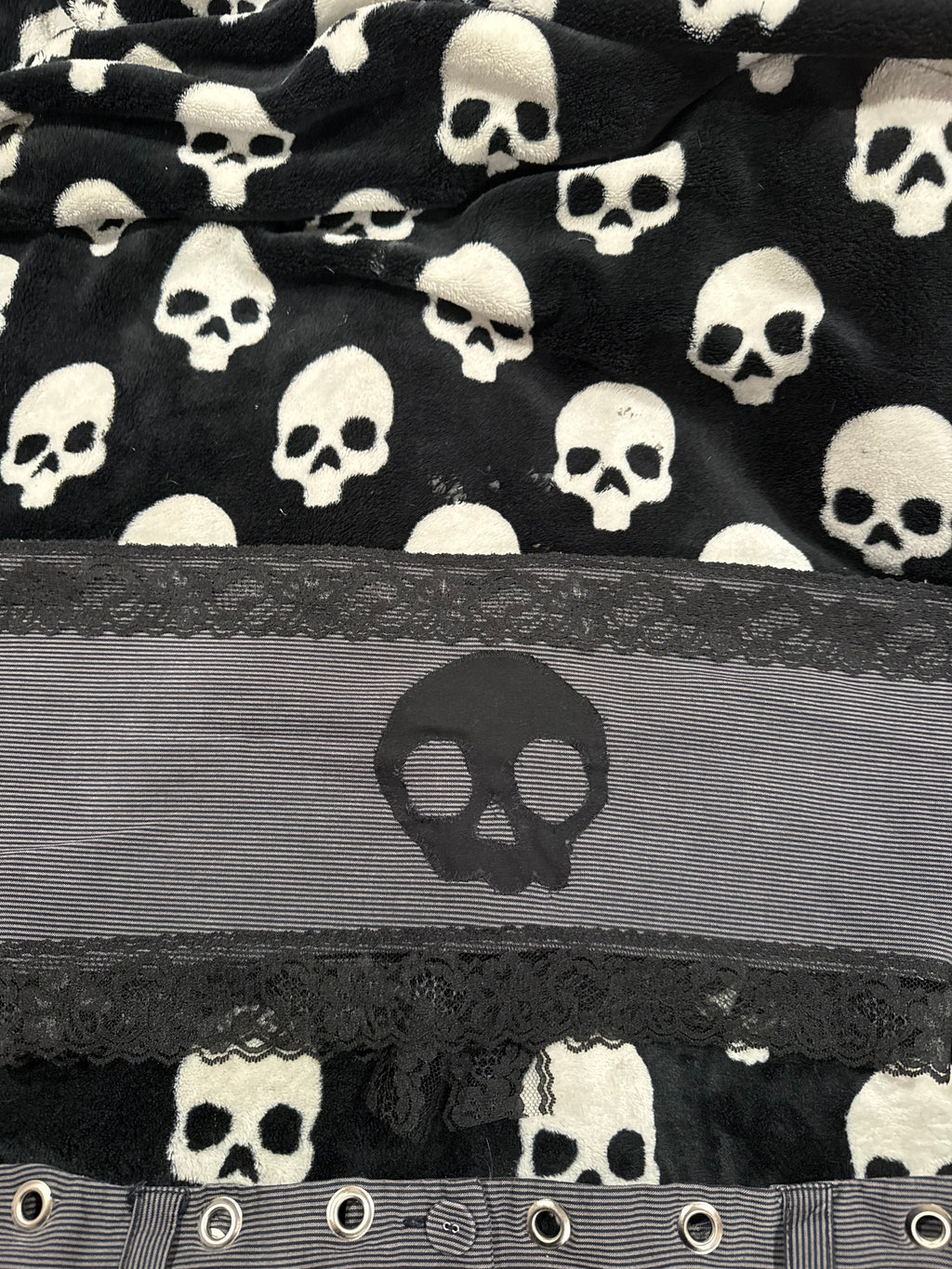 skull grommet lace set size L/XL