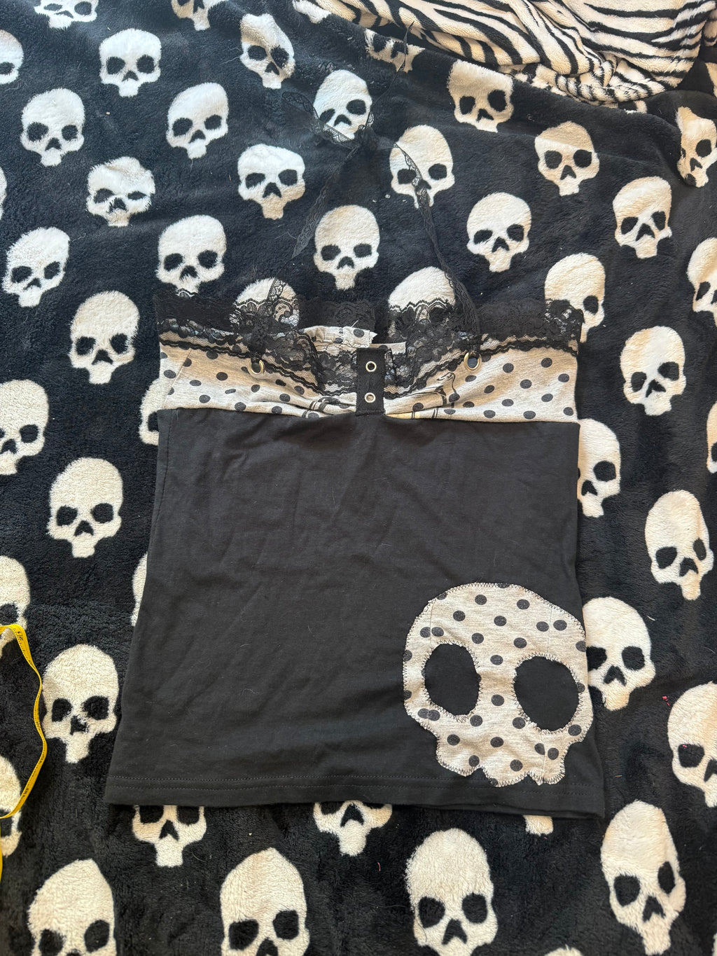 black & grey polka dot skull top size xs/s