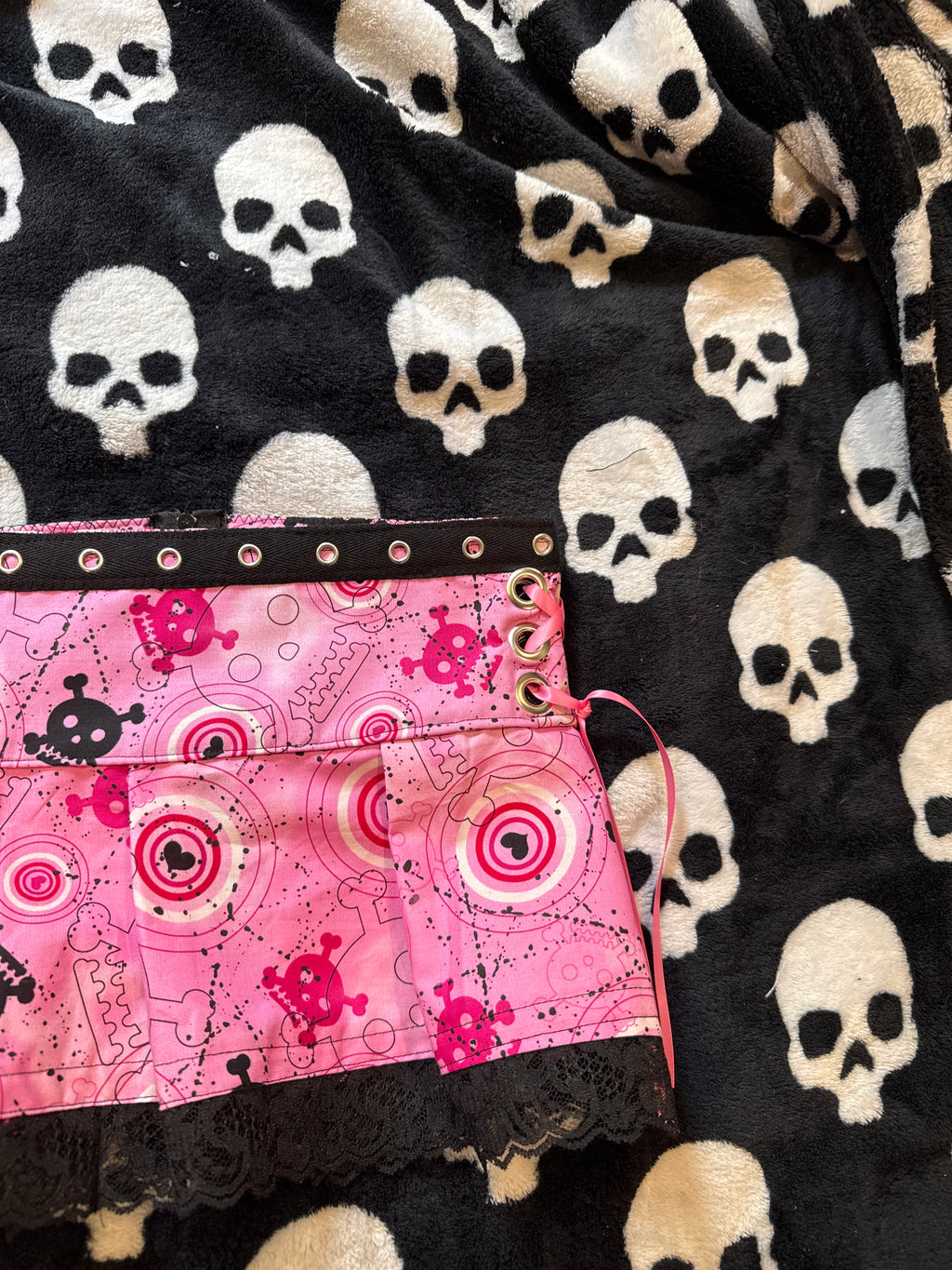 pink & black skull grommet skirt size xs