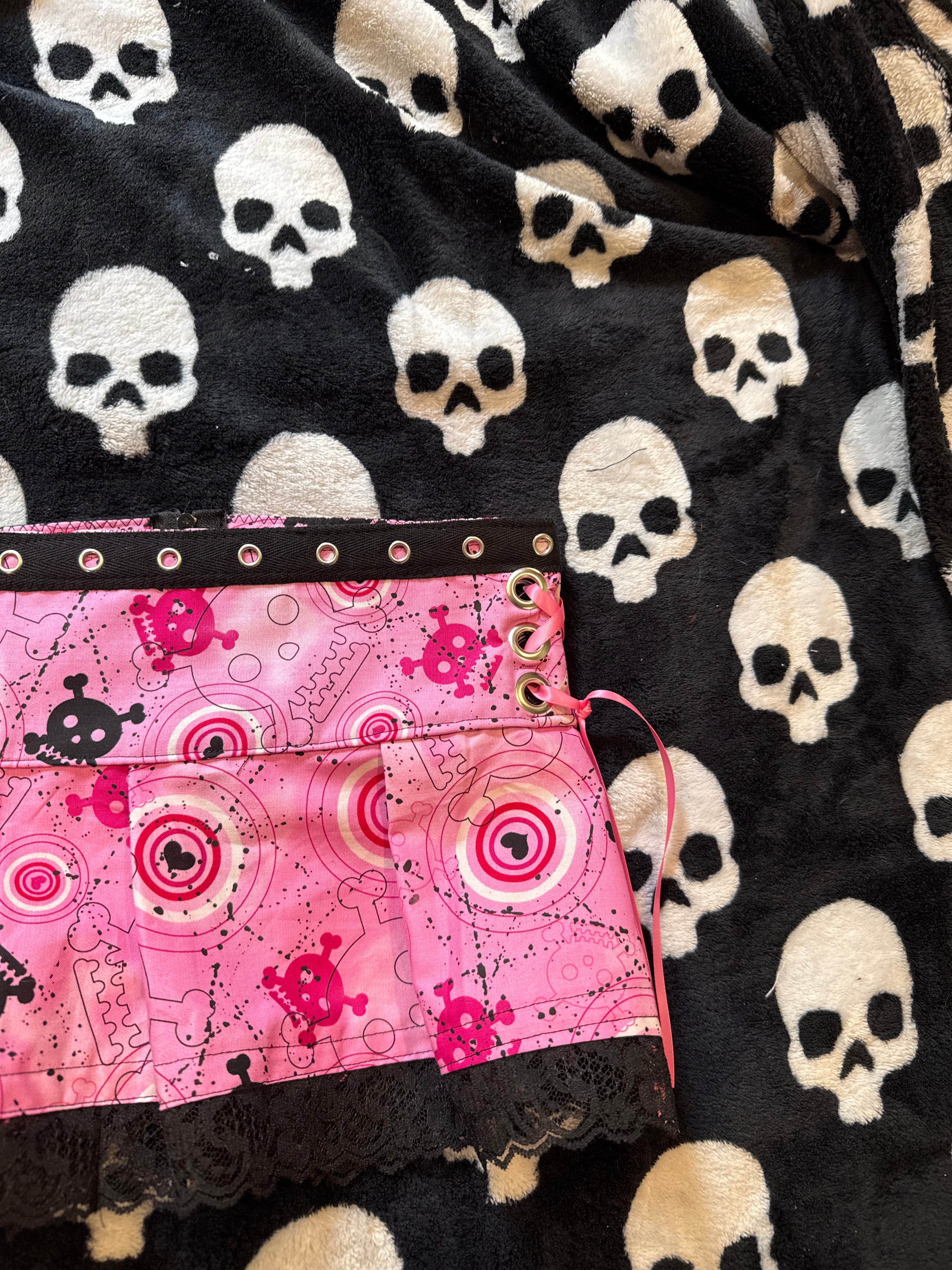 pink & black skull grommet skirt size xs