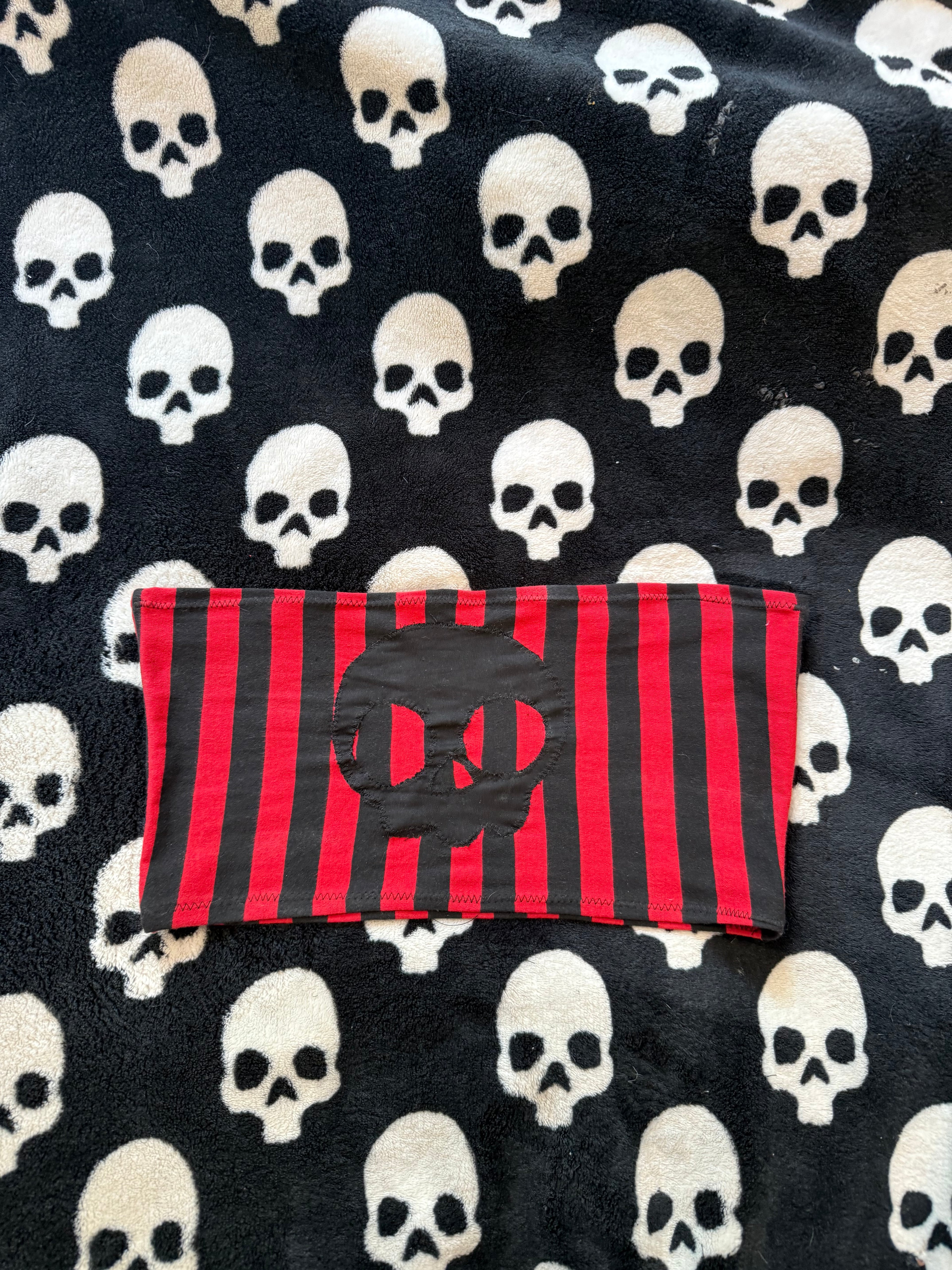 black & red striped skull top size xs/s