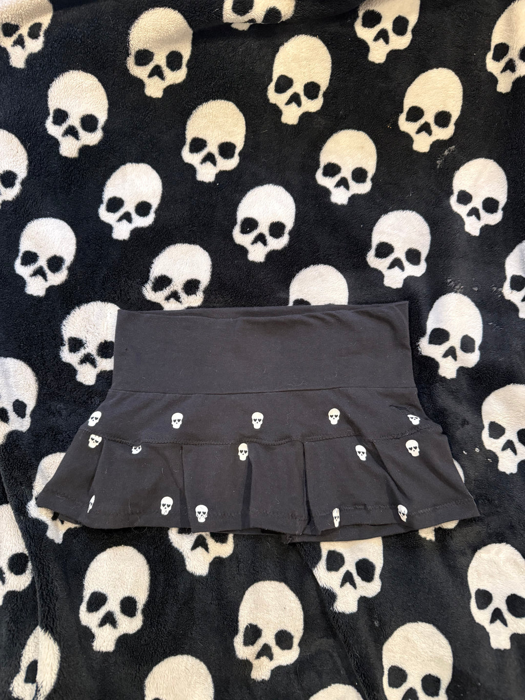 black & white skull skirt size xxs