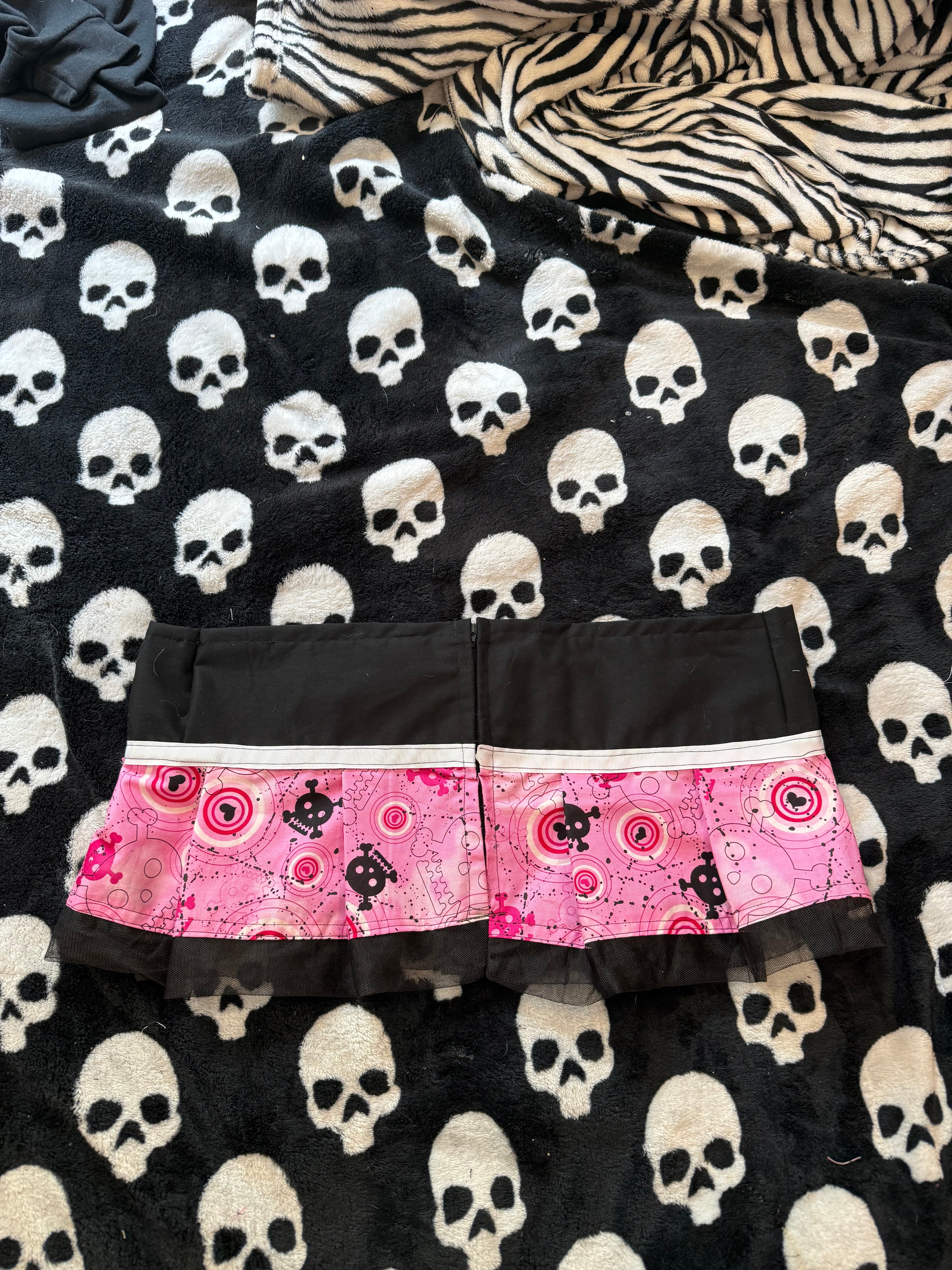 pink & black lace up skull skirt size L