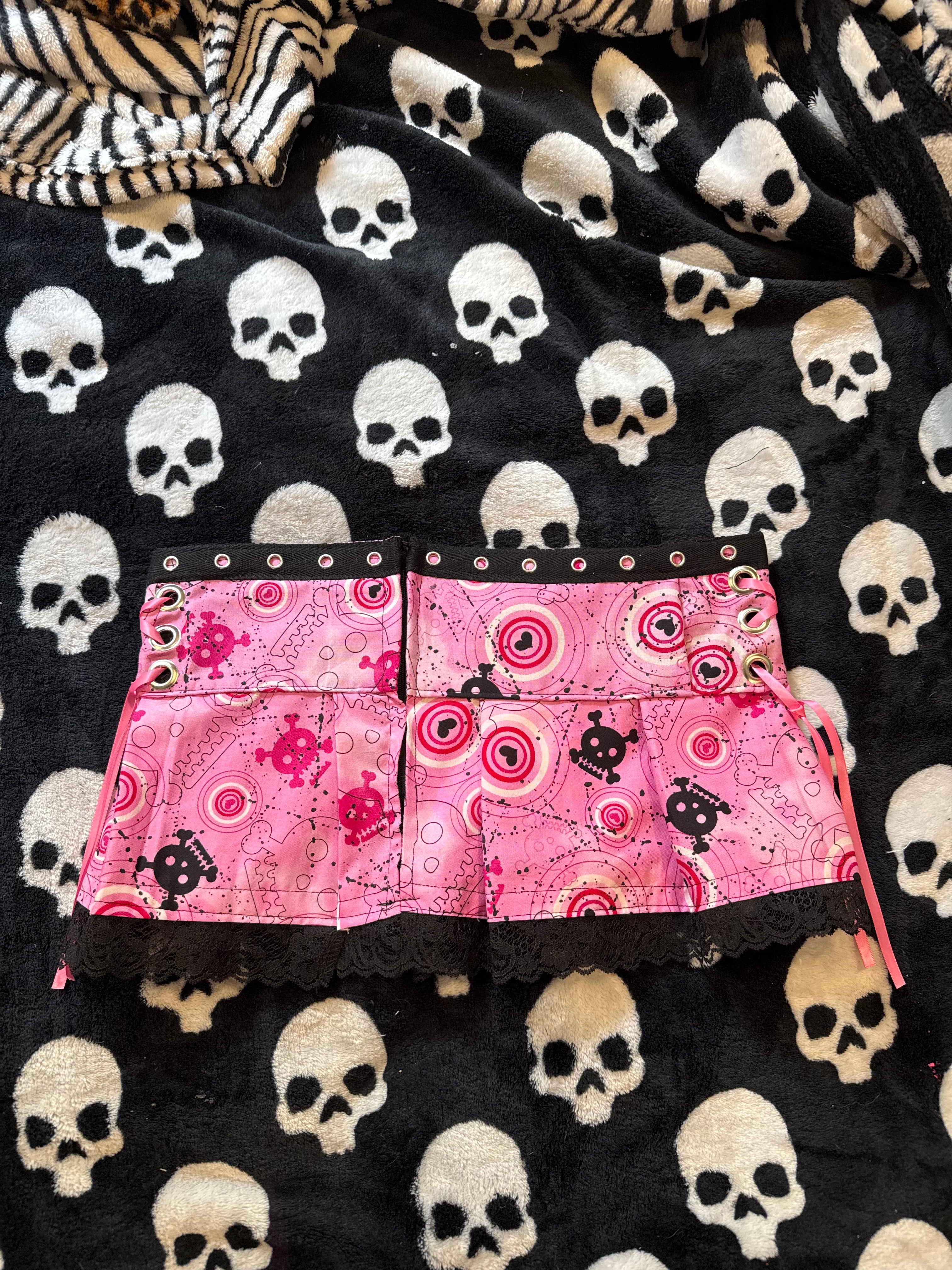 pink & black skull grommet skirt size xs