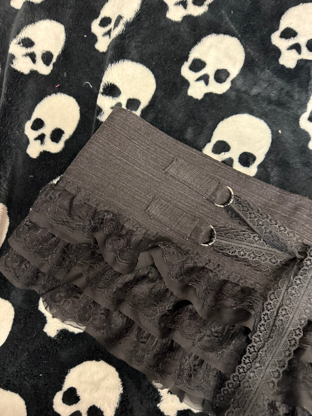 black lace up ruffle skirt size 2xl