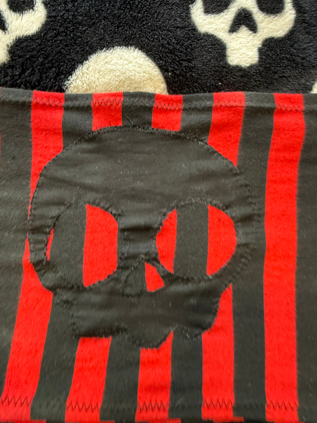 black & red striped skull top size xs/s