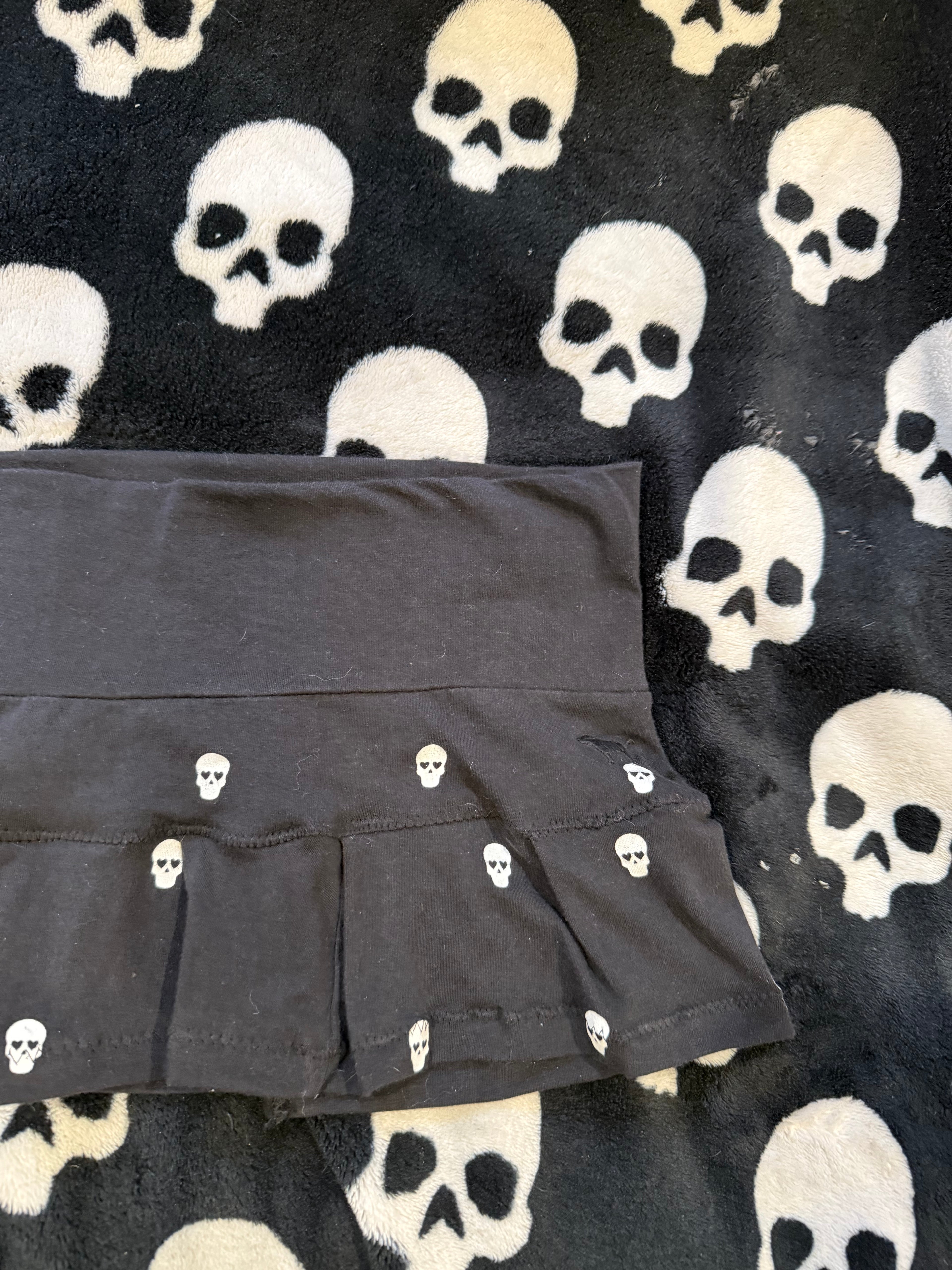 black & white skull skirt size xxs