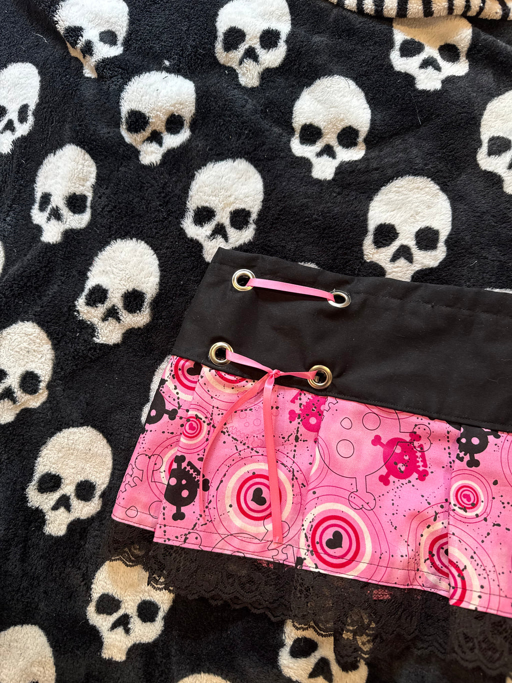 pink & black lace skull skirt size m
