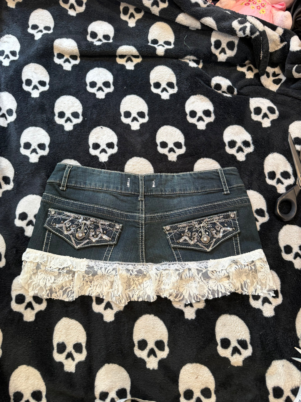 bedazzled lace pleated skirt size s/m