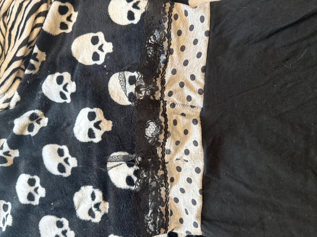 black & grey polka dot skull top size xs/s
