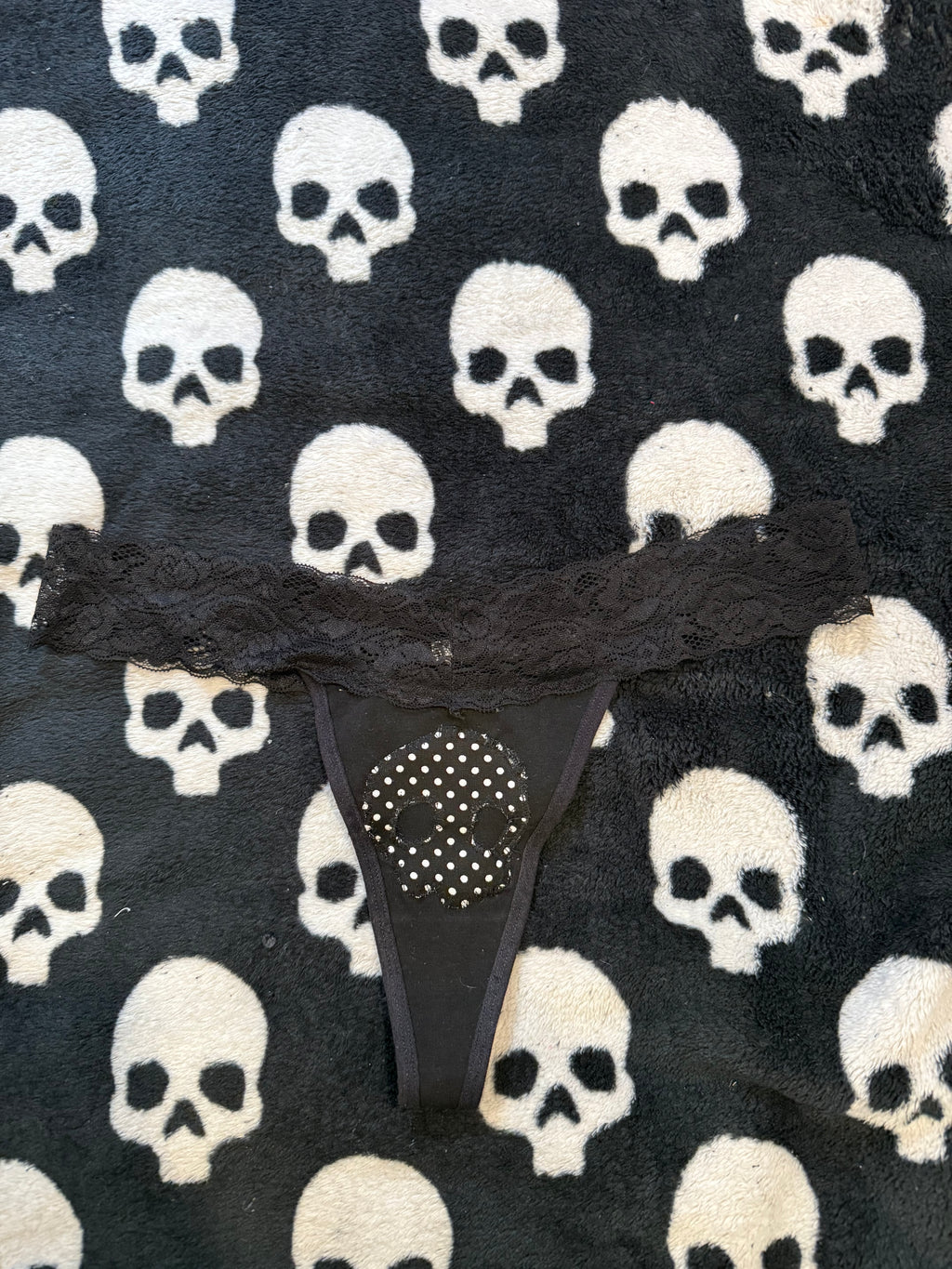 polka dot skull lace thong size L