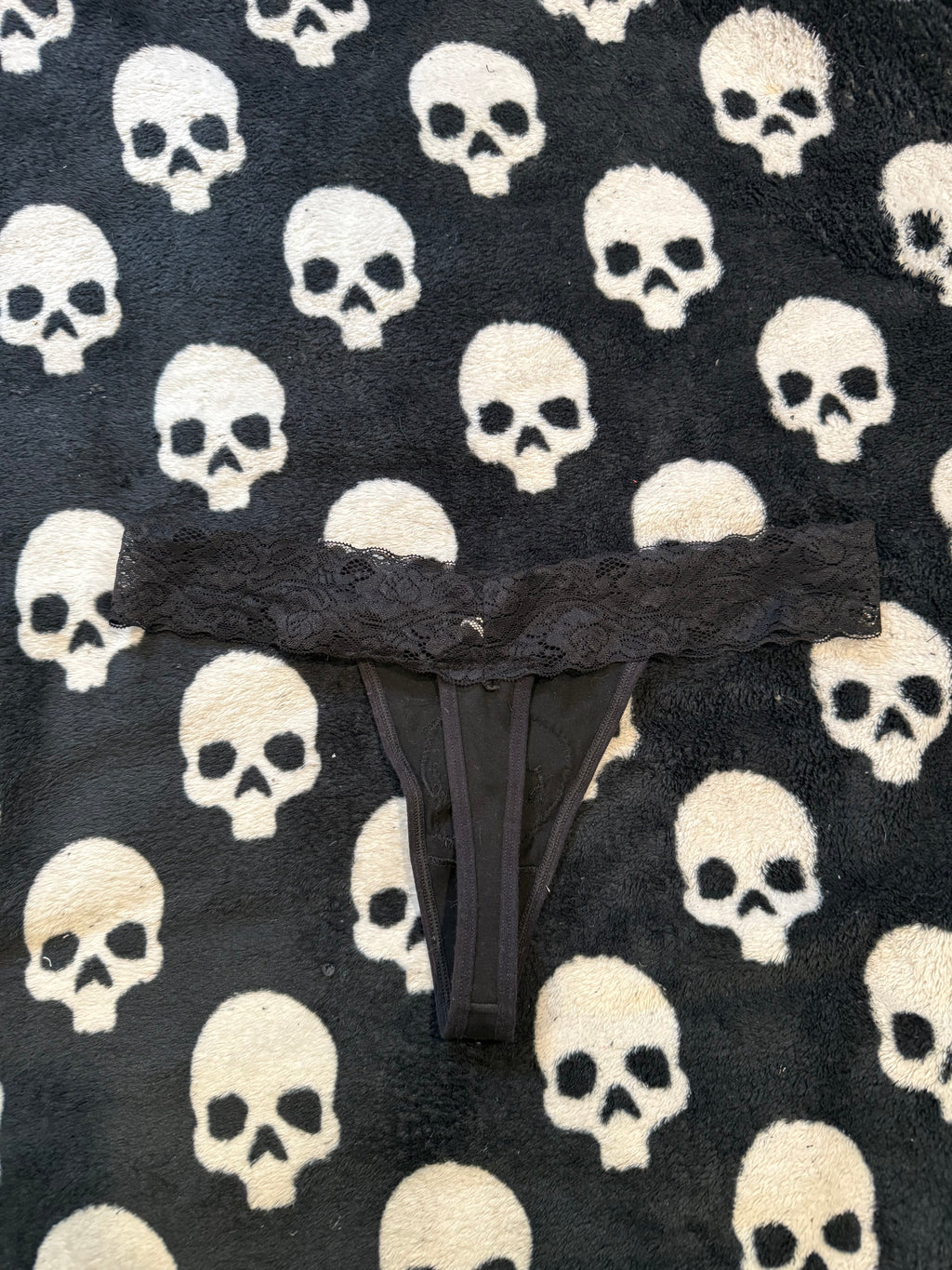 polka dot skull lace thong size L