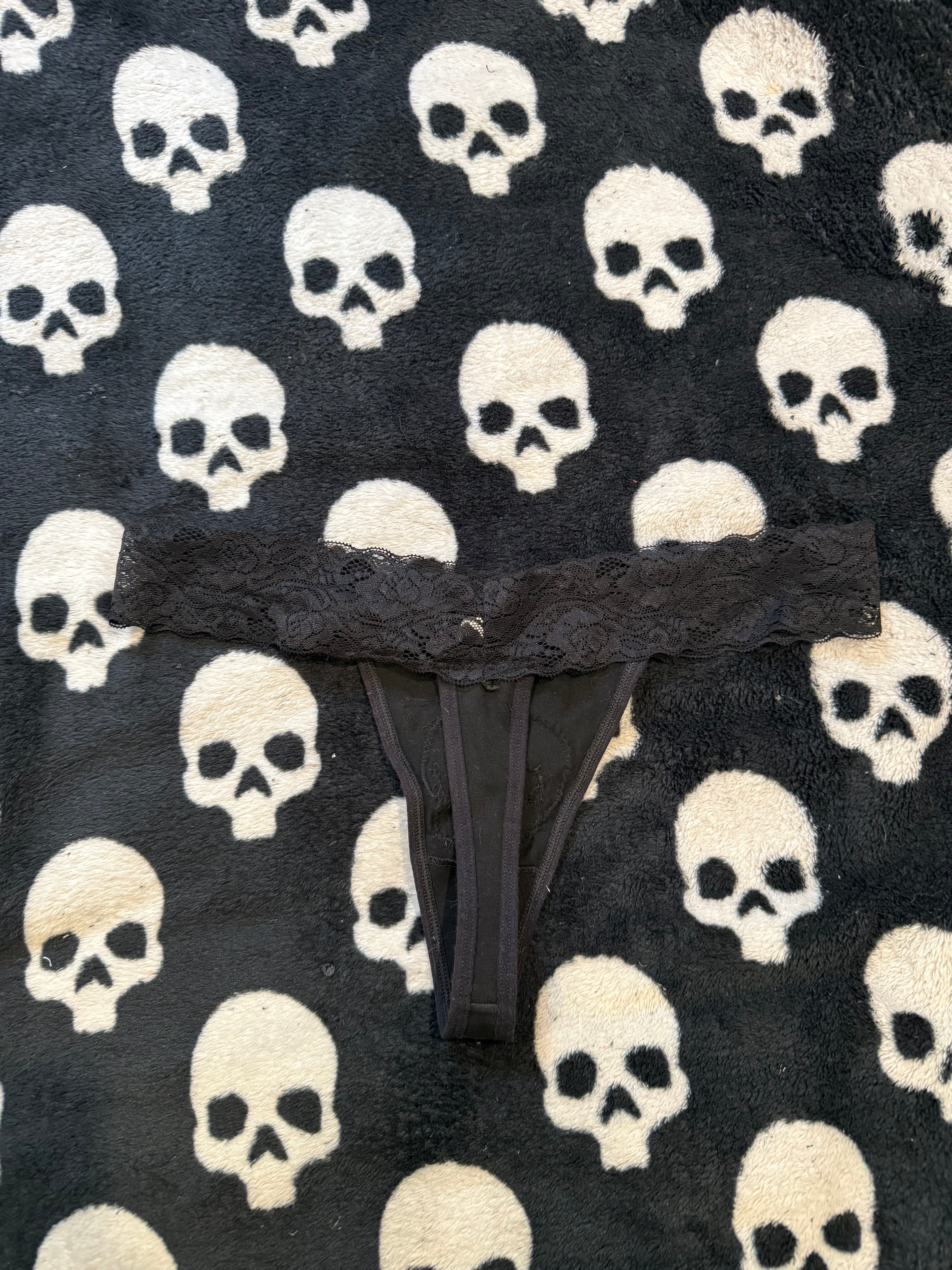 polka dot skull lace thong size L