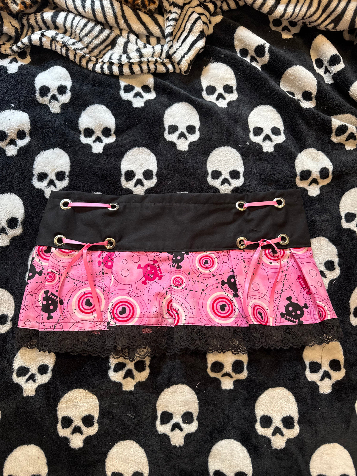 pink & black lace skull skirt size m