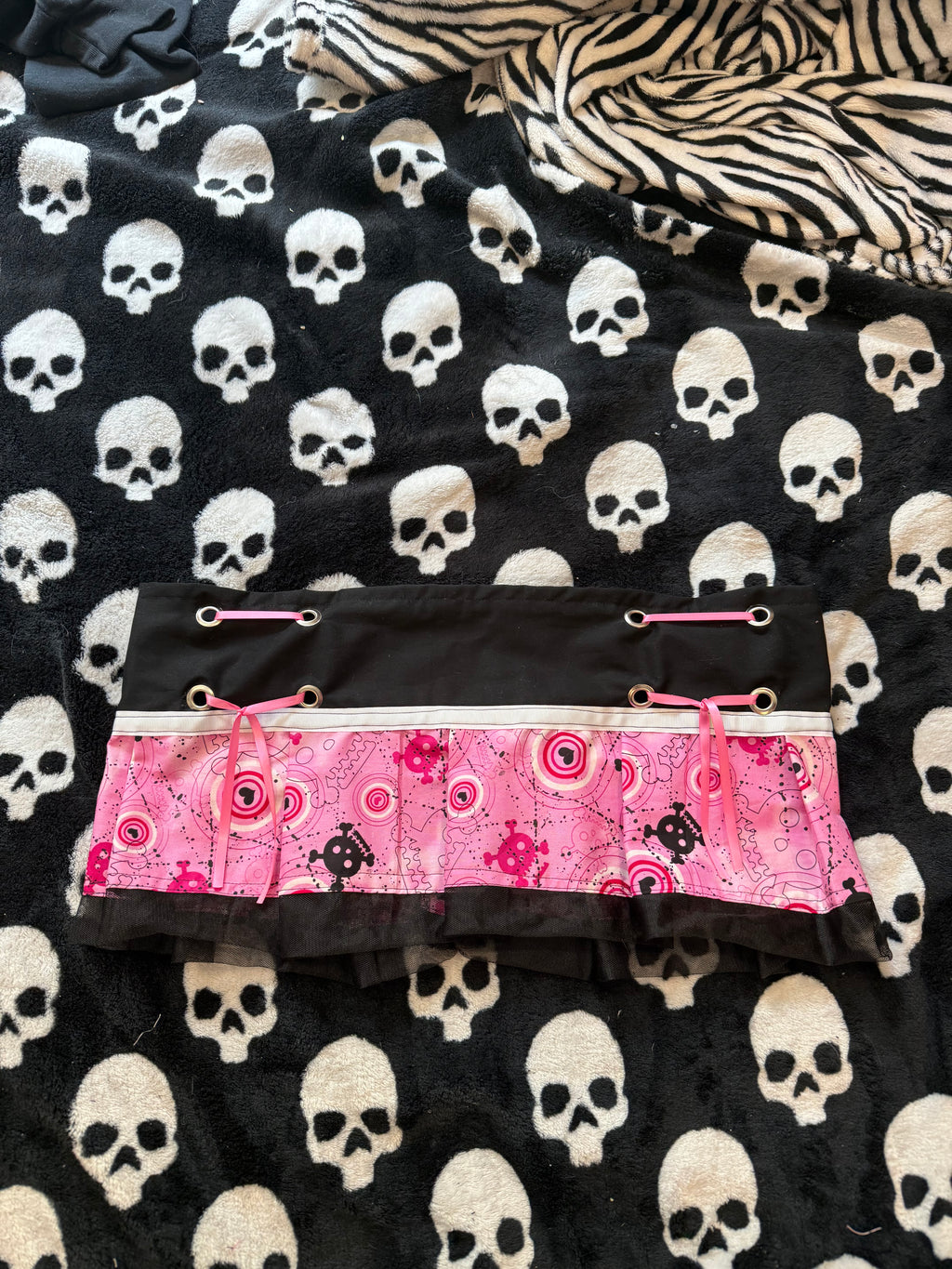 pink & black lace up skull skirt size L