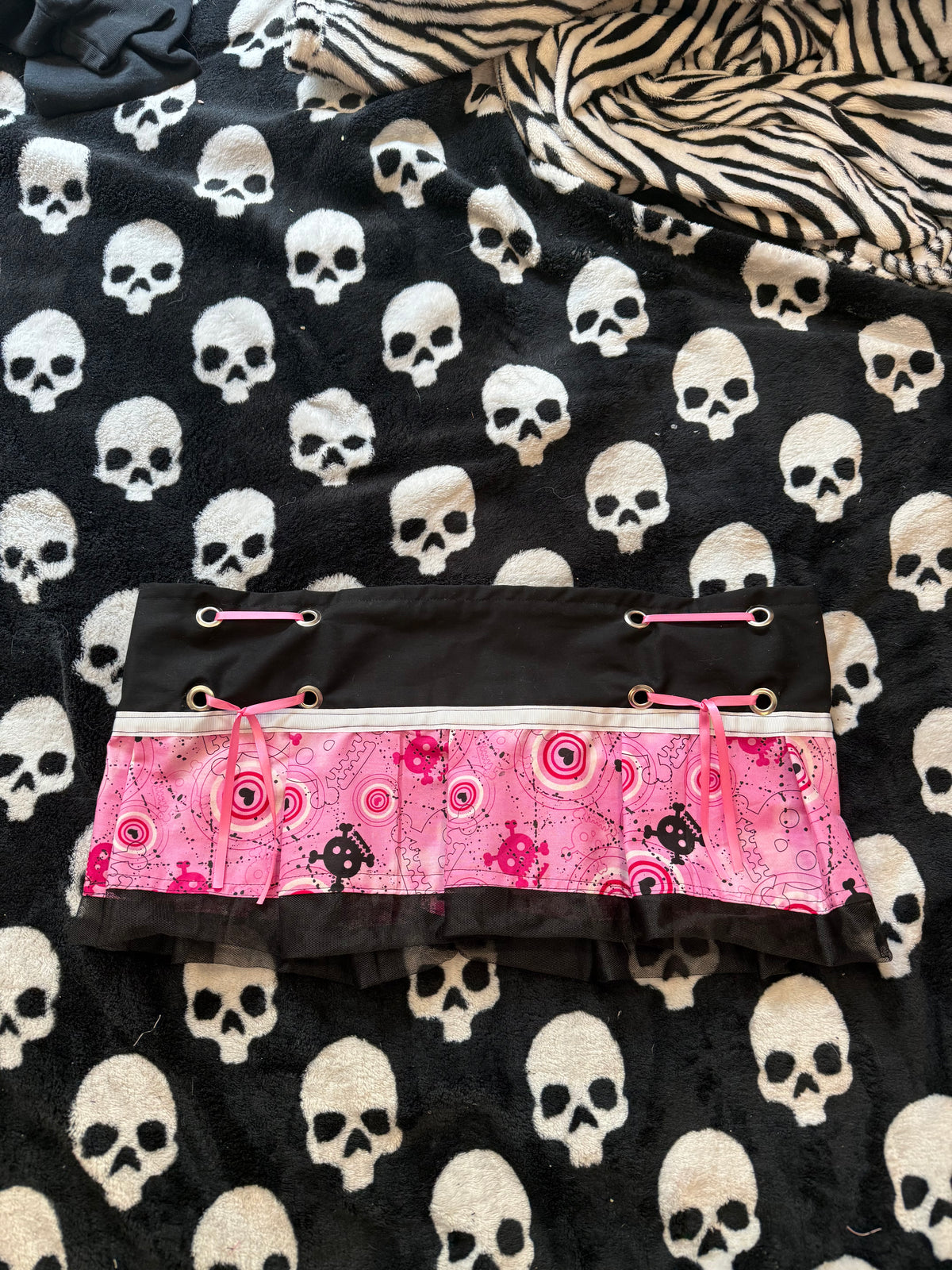 pink & black lace up skull skirt size L