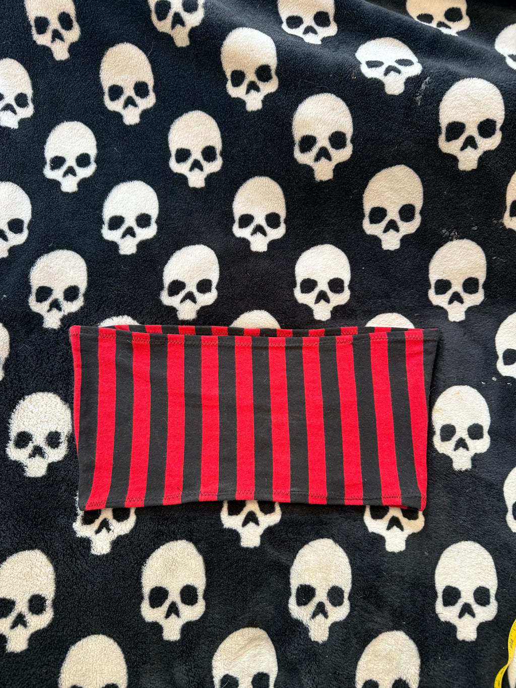 black & red striped skull top size xs/s