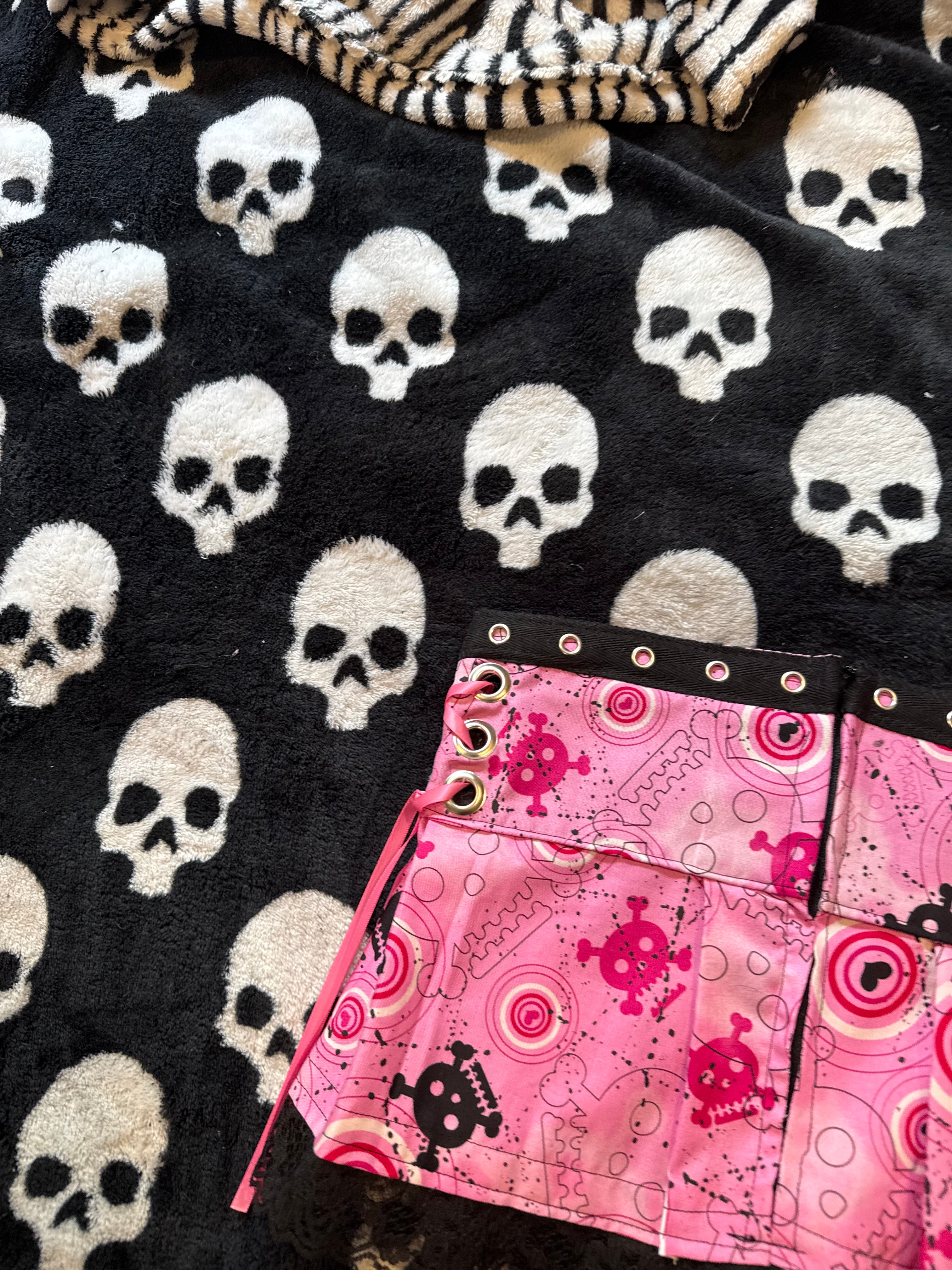 pink & black skull grommet skirt size xs