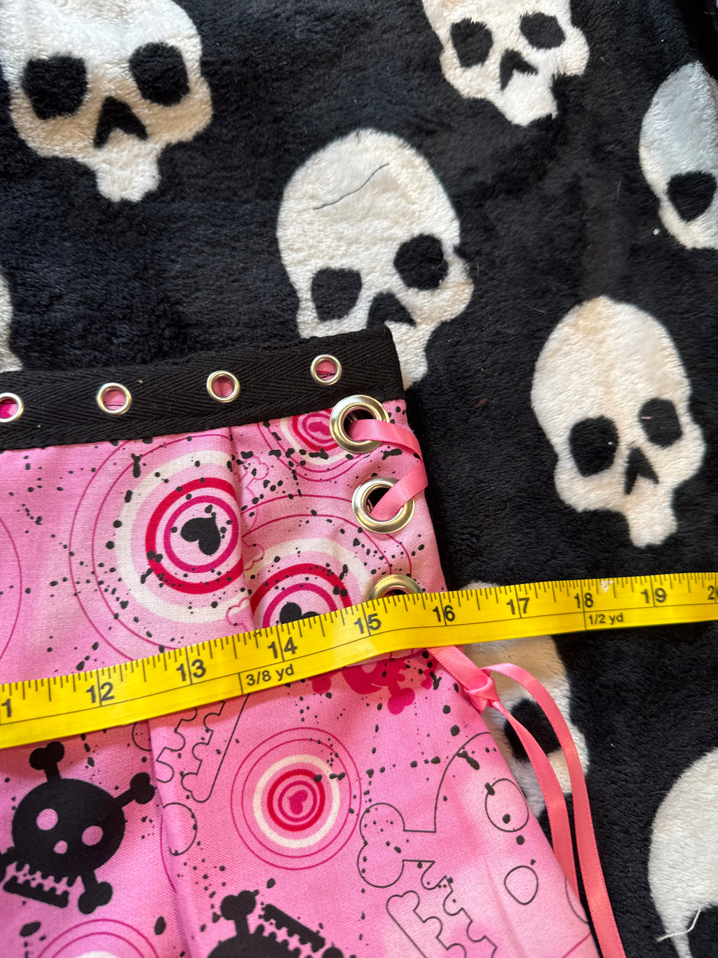 pink & black skull grommet skirt size xs
