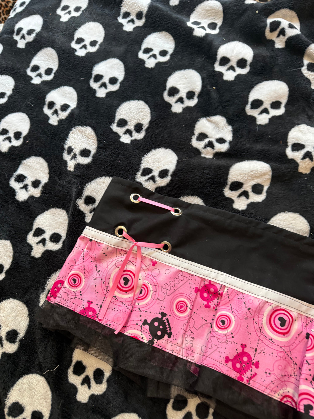 pink & black lace up skull skirt size L
