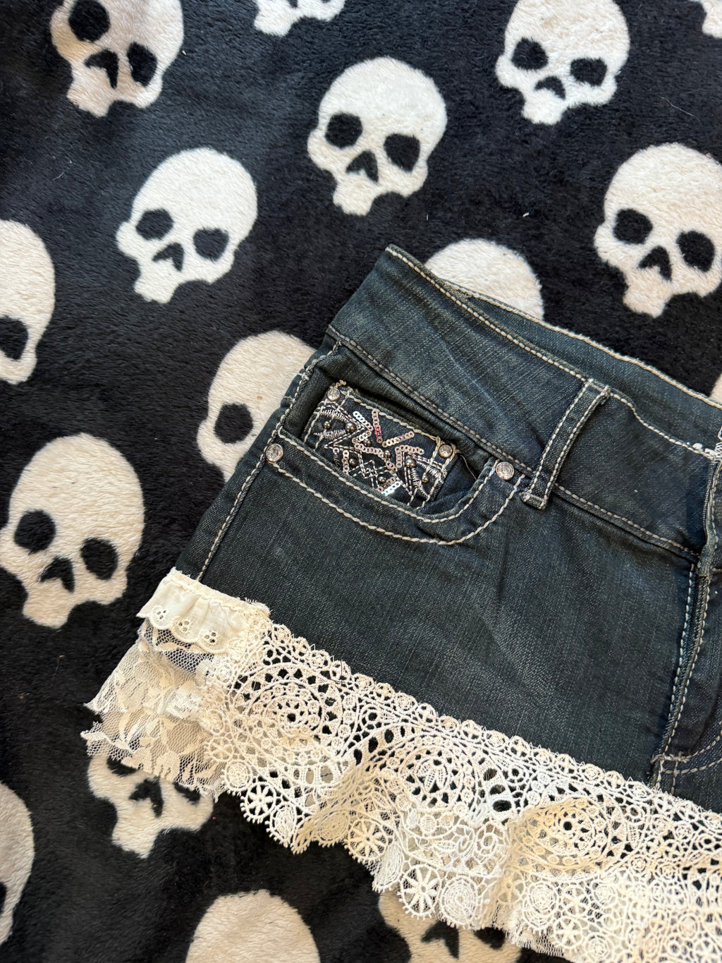 bedazzled lace pleated skirt size s/m