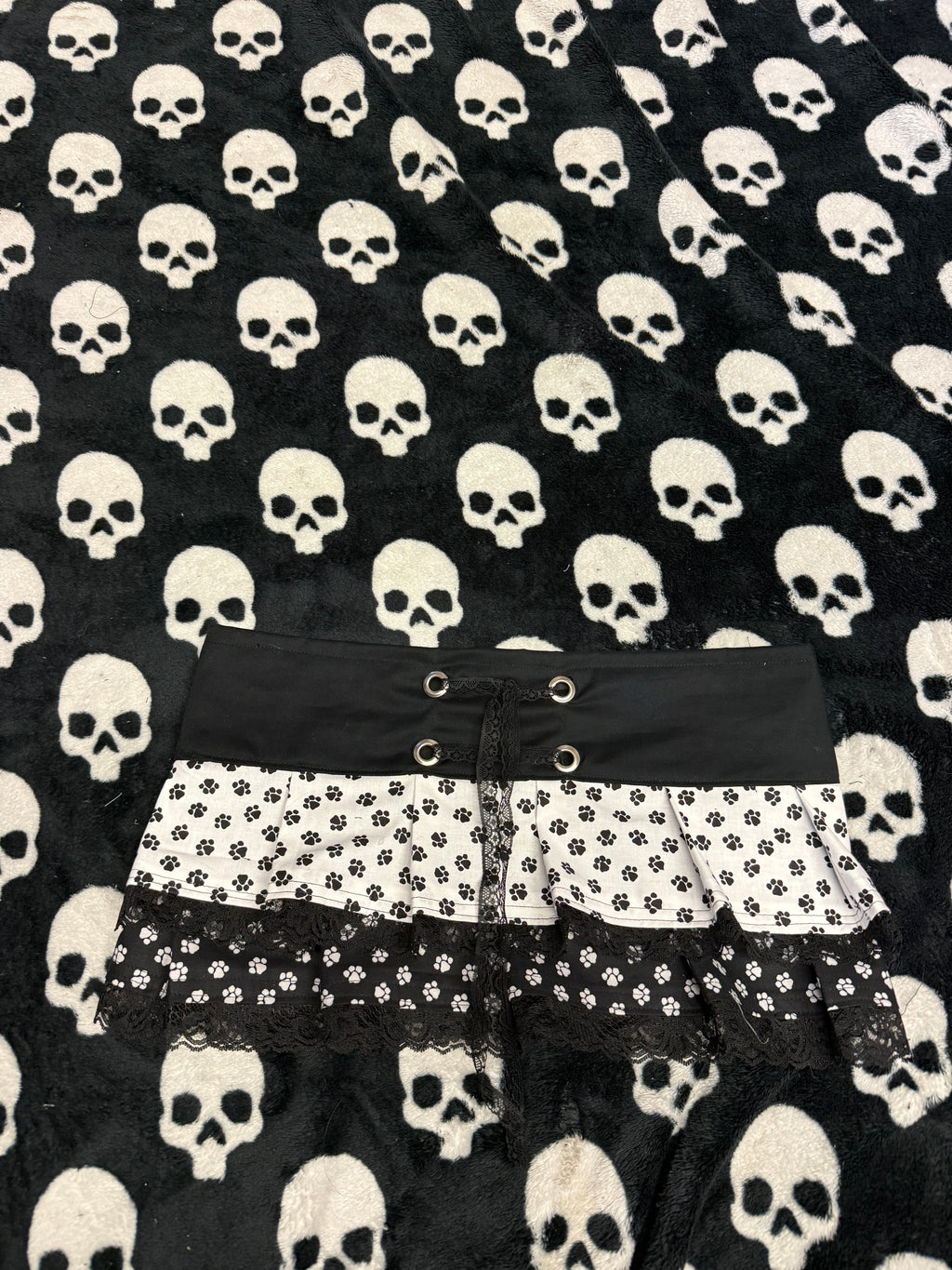 double layered paw print lace up skirt size s