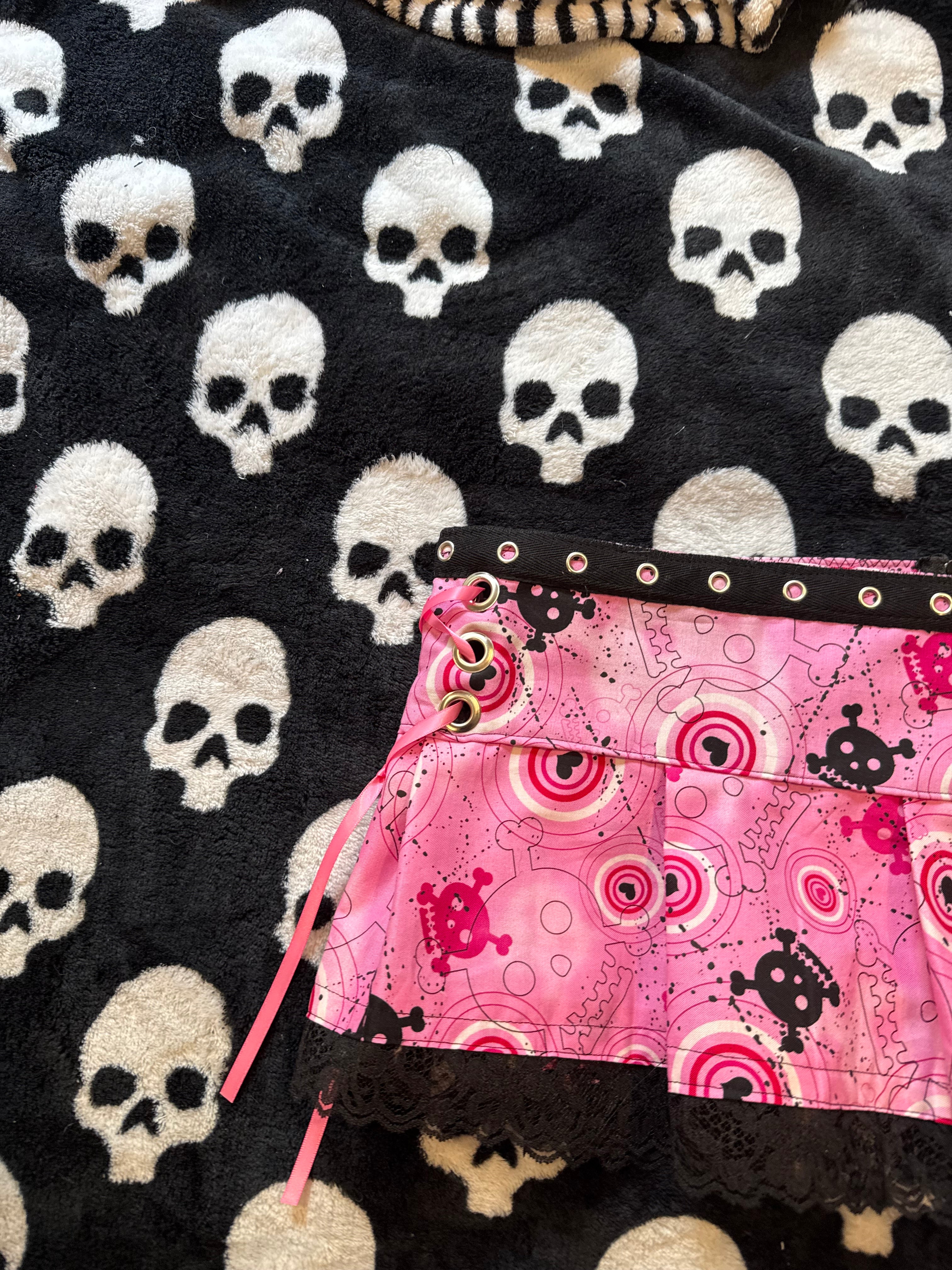 pink & black skull grommet skirt size xs