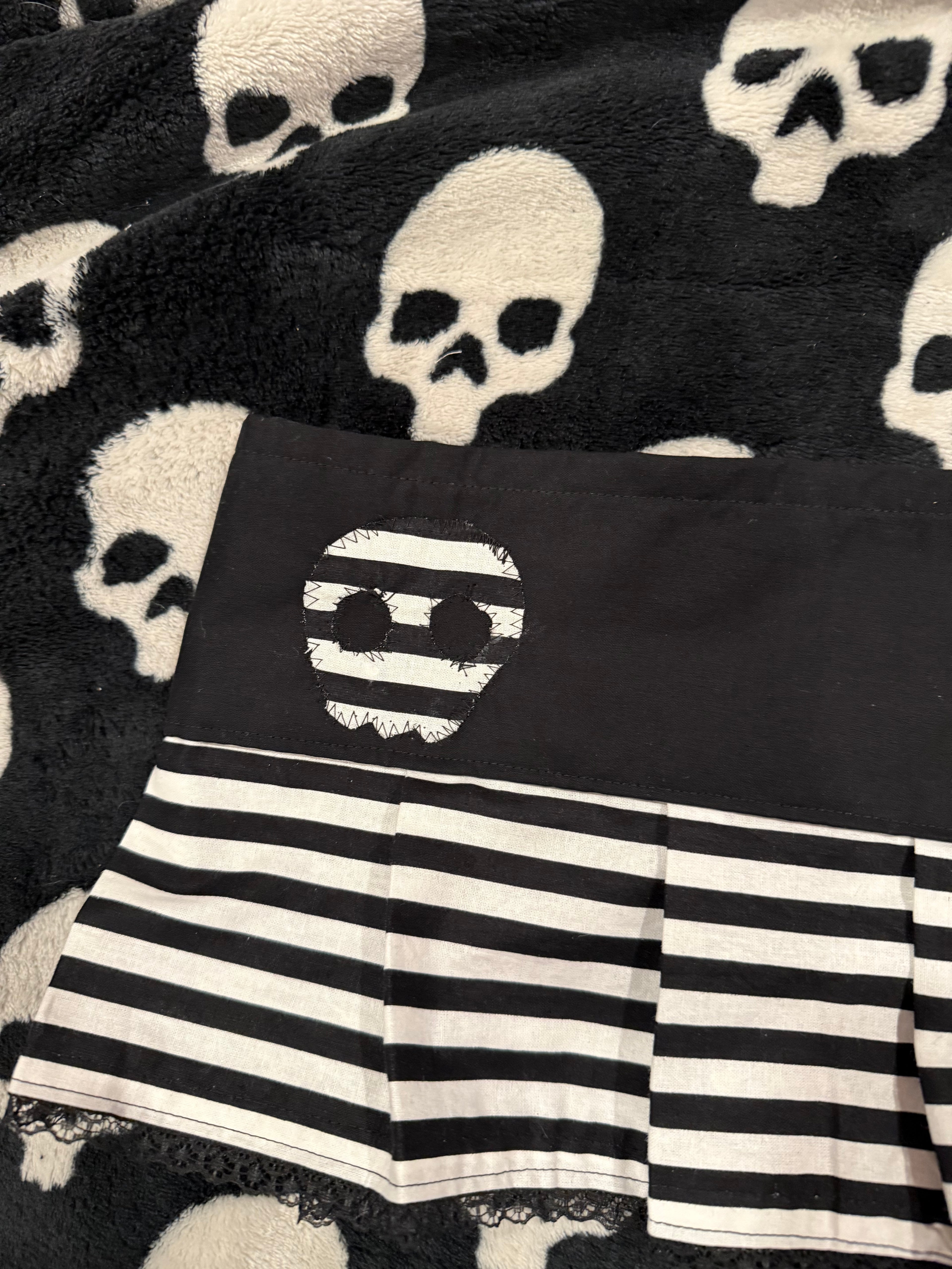 striped skull skirt size m