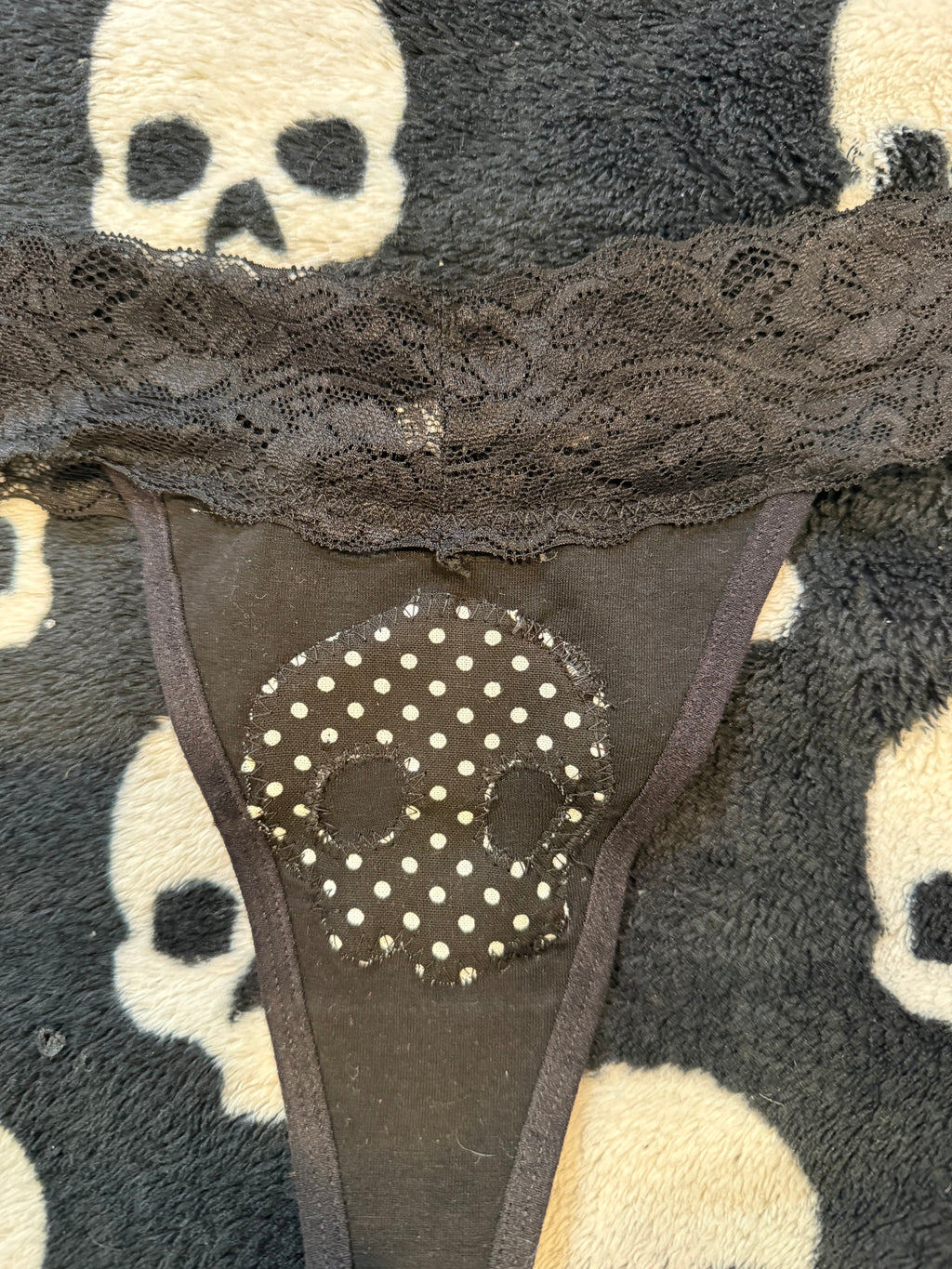 polka dot skull lace thong size L