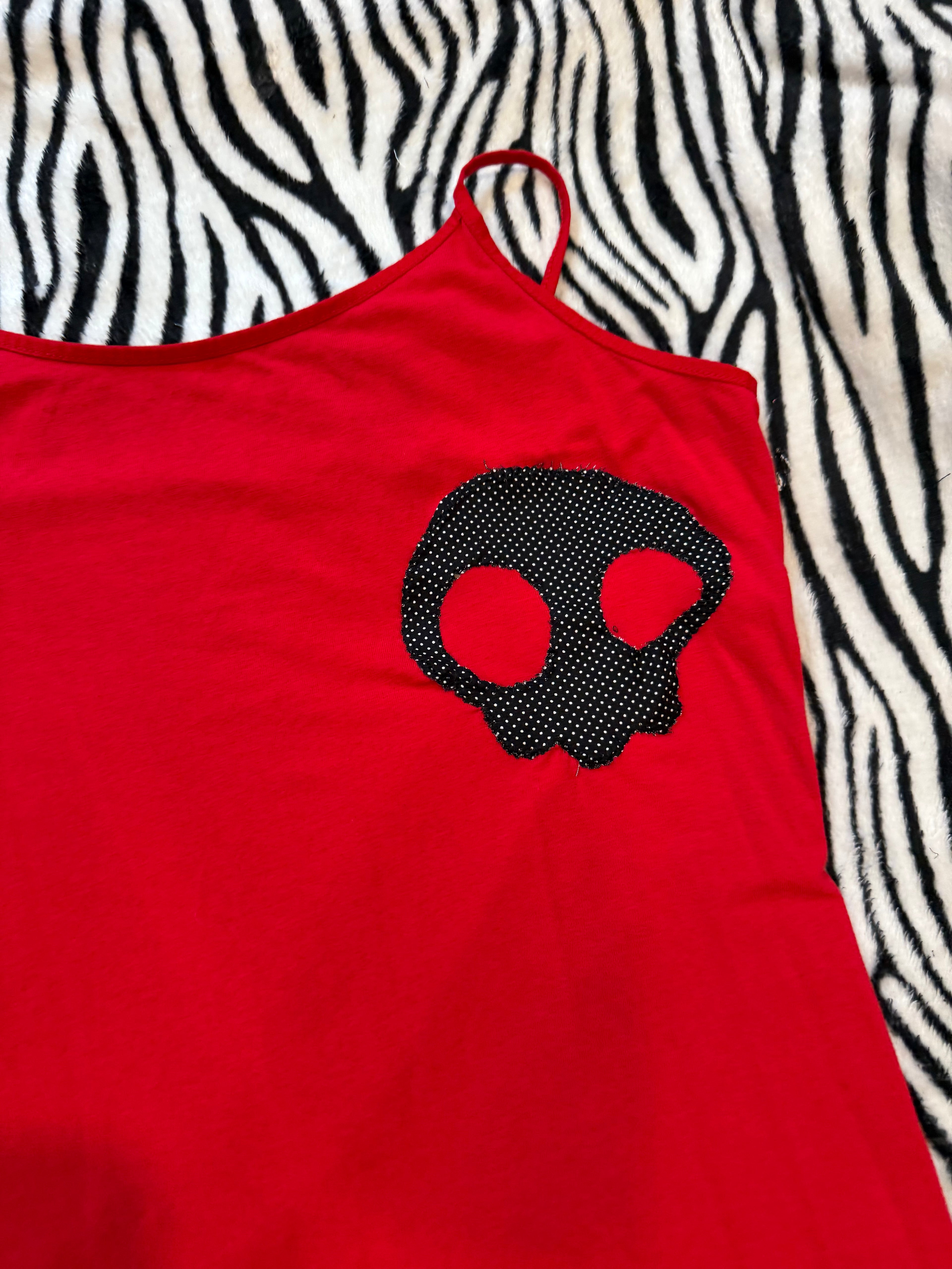 red & black skull tank size 2xl