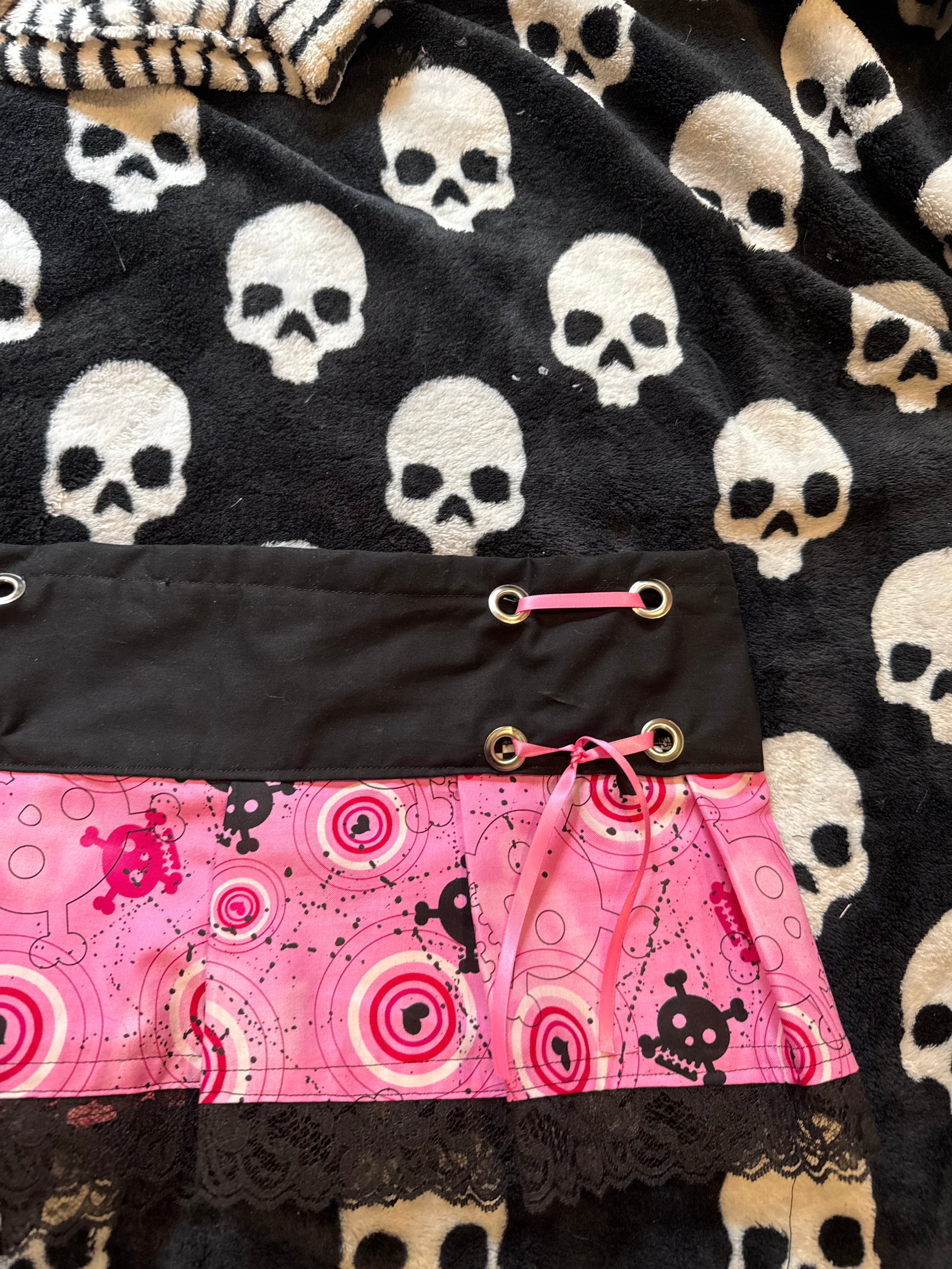 pink & black lace skull skirt size m