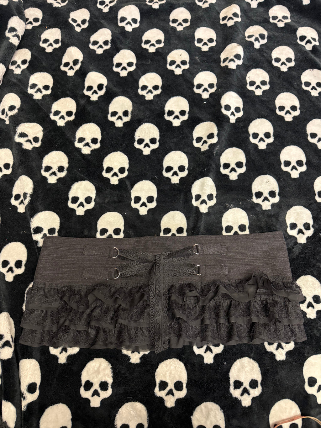 black lace up ruffle skirt size 2xl