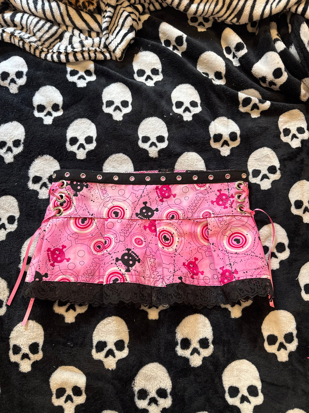 pink & black skull grommet skirt size xs