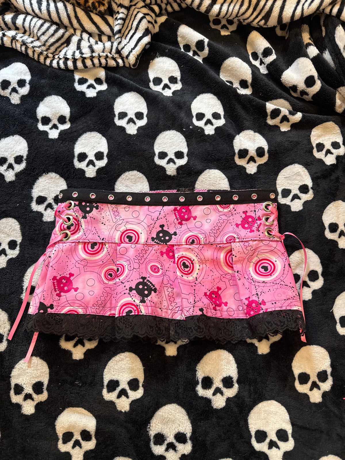pink & black skull grommet skirt size xs