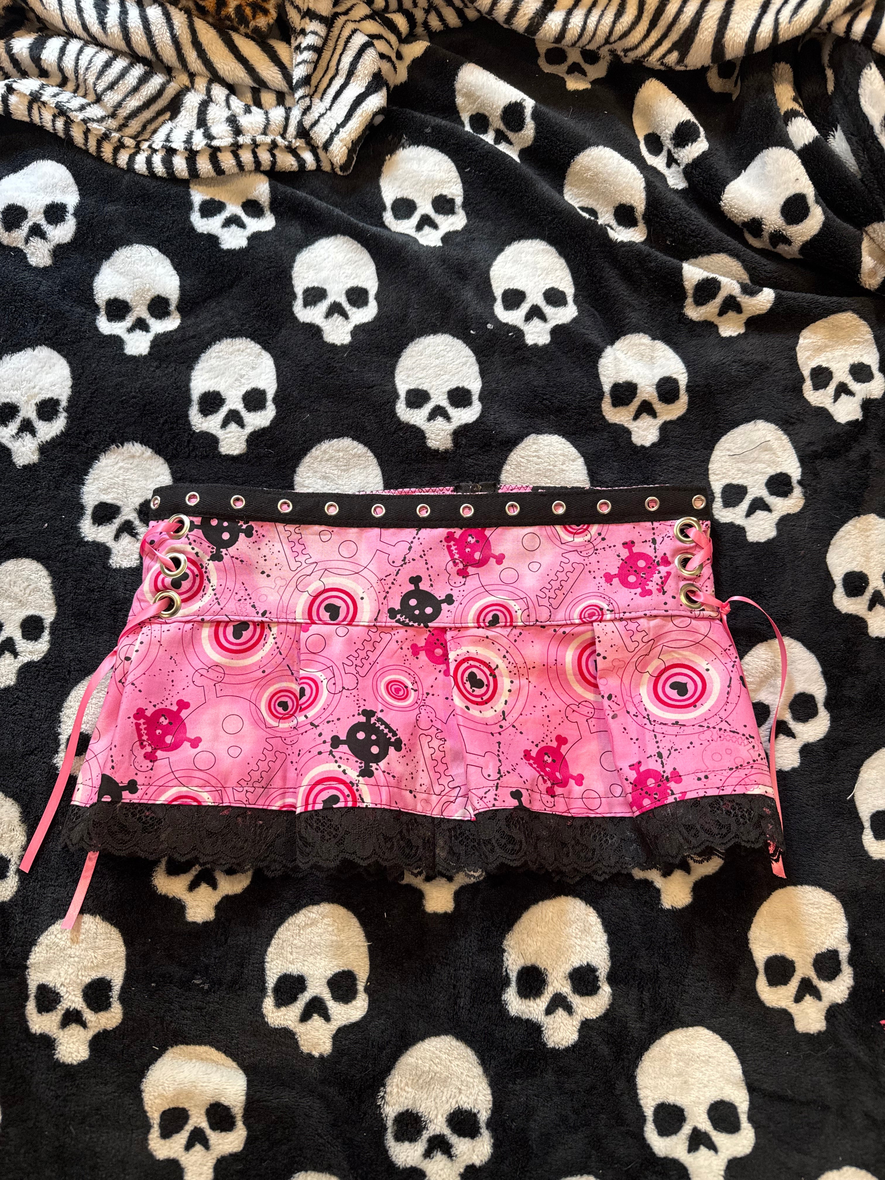 pink & black skull grommet skirt size xs