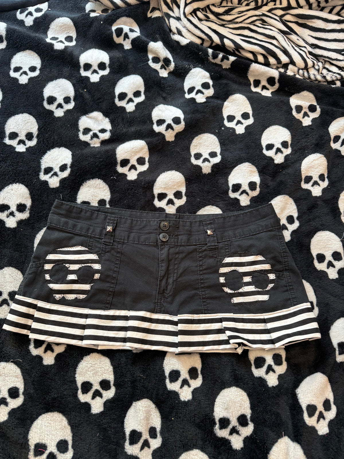 black & white striped skull skirt size m/l