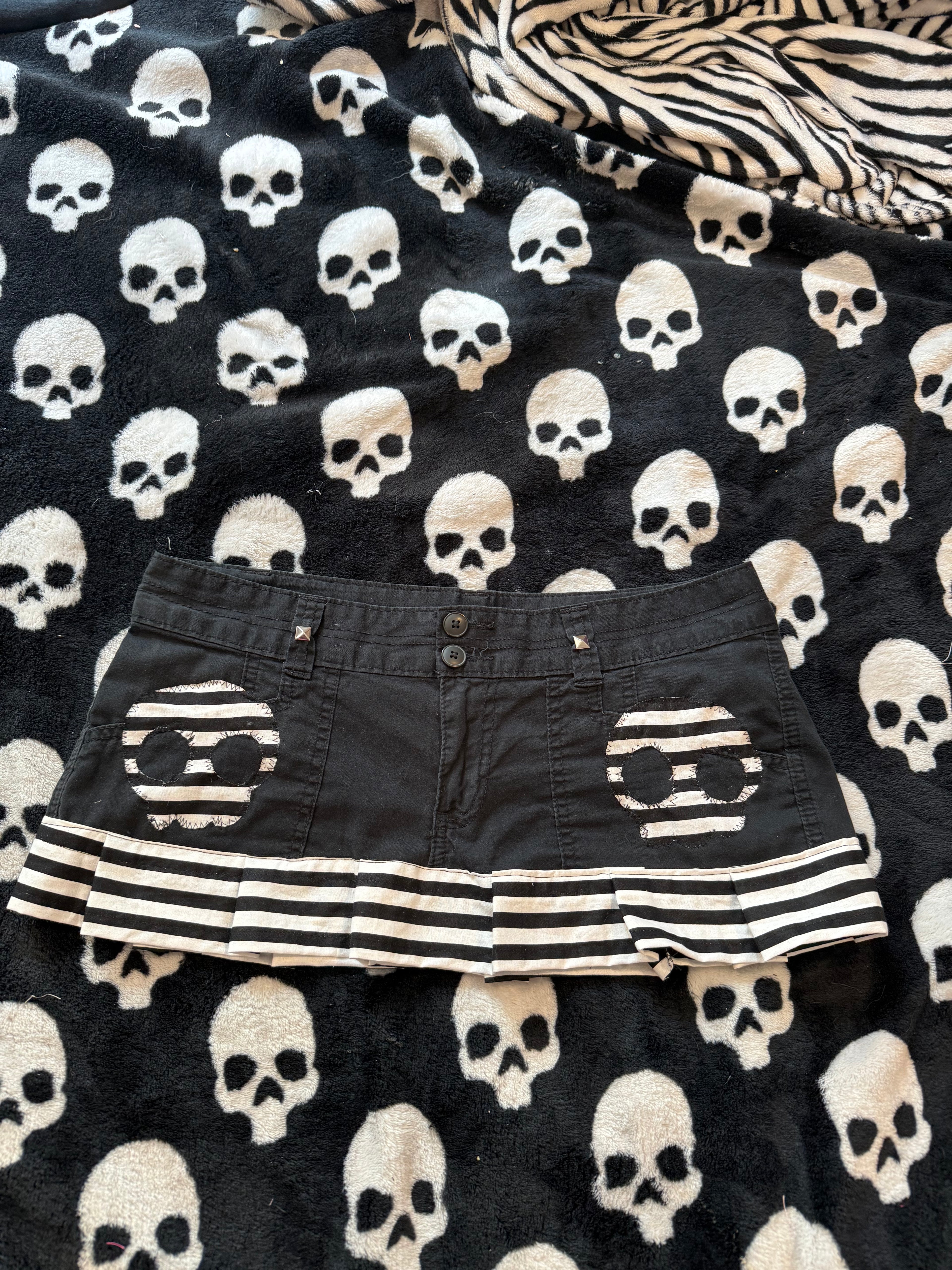 black & white striped skull skirt size m/l