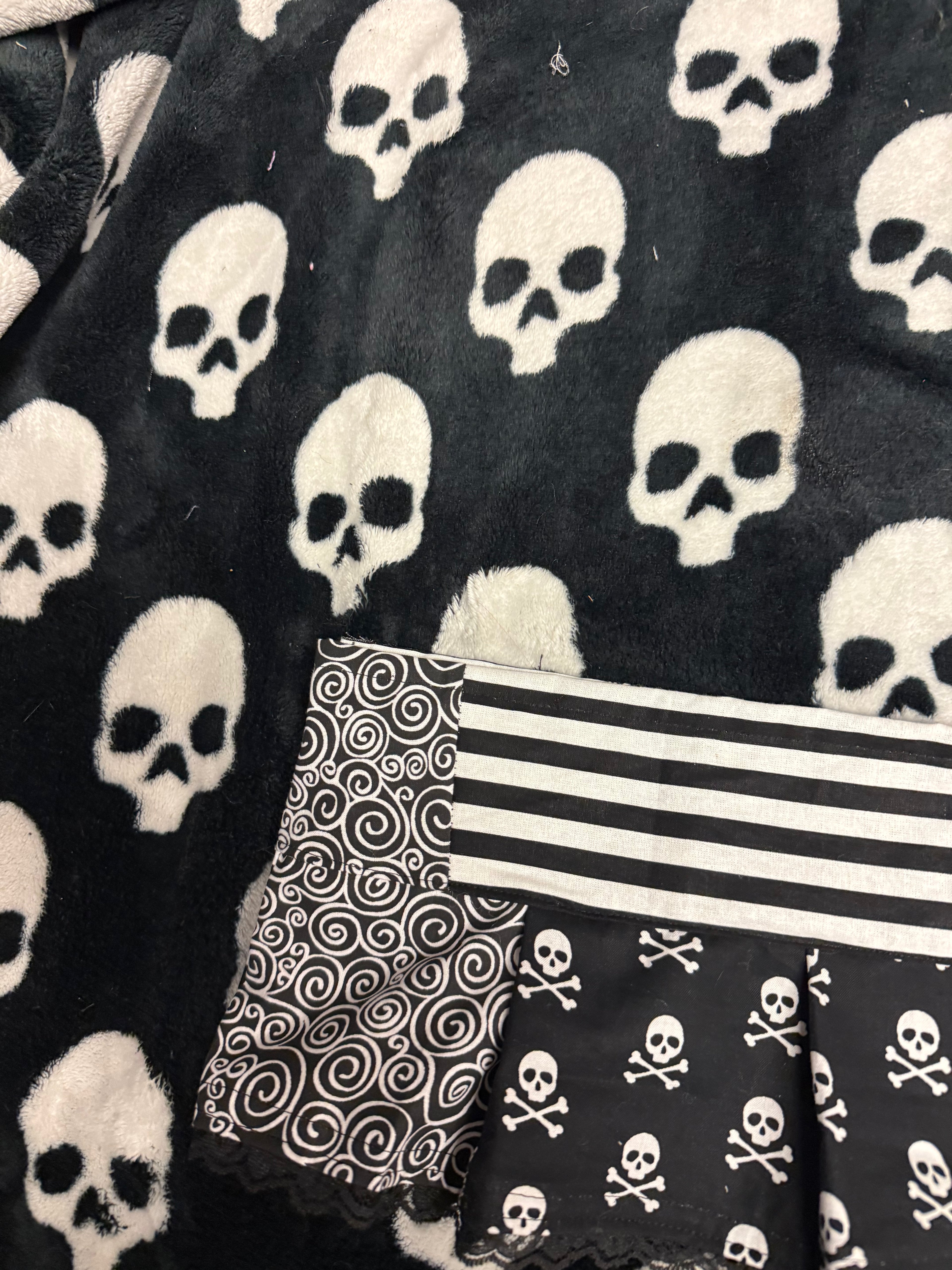 patchwork black & white lace skirt size s