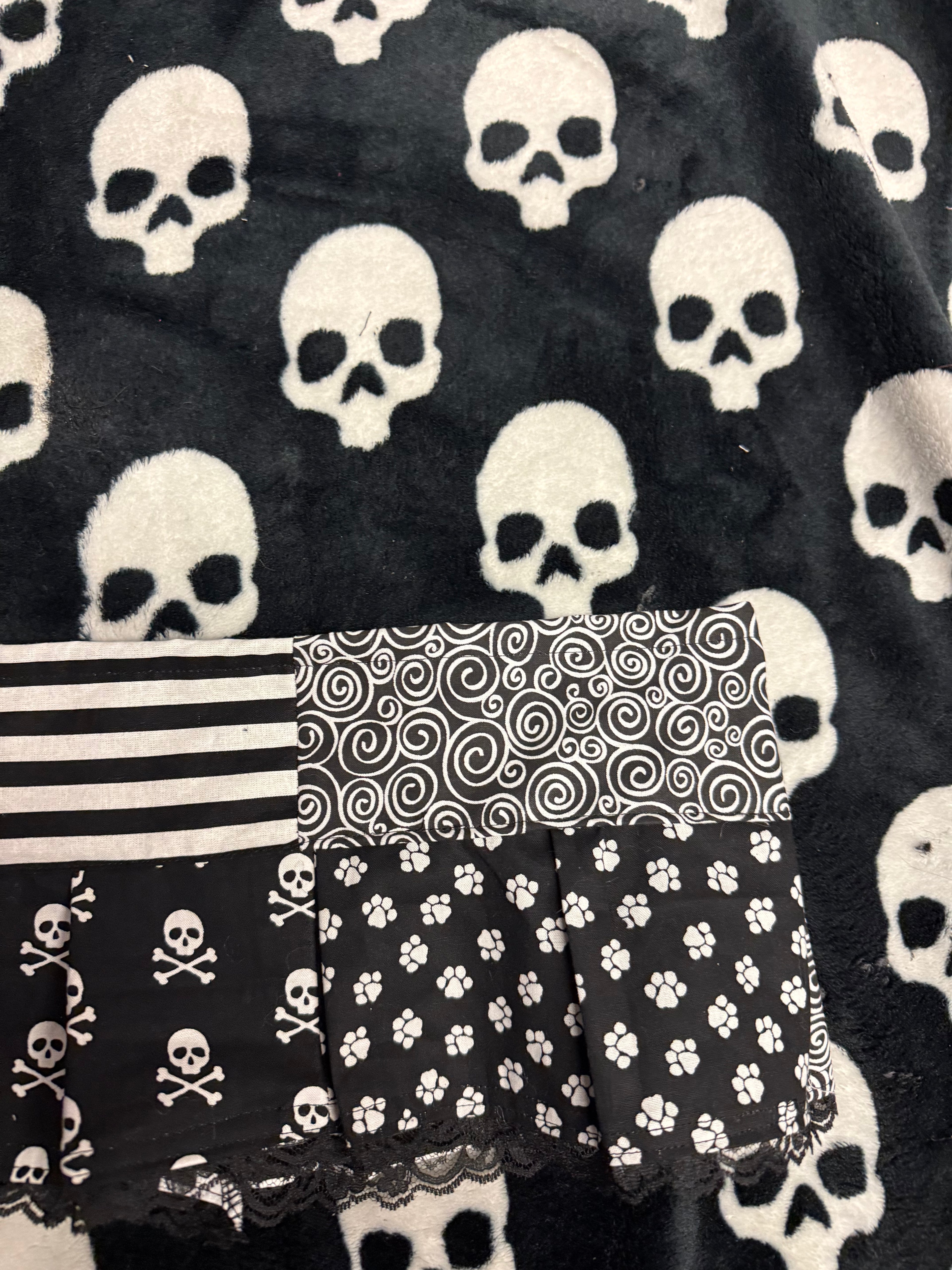 patchwork black & white lace skirt size s