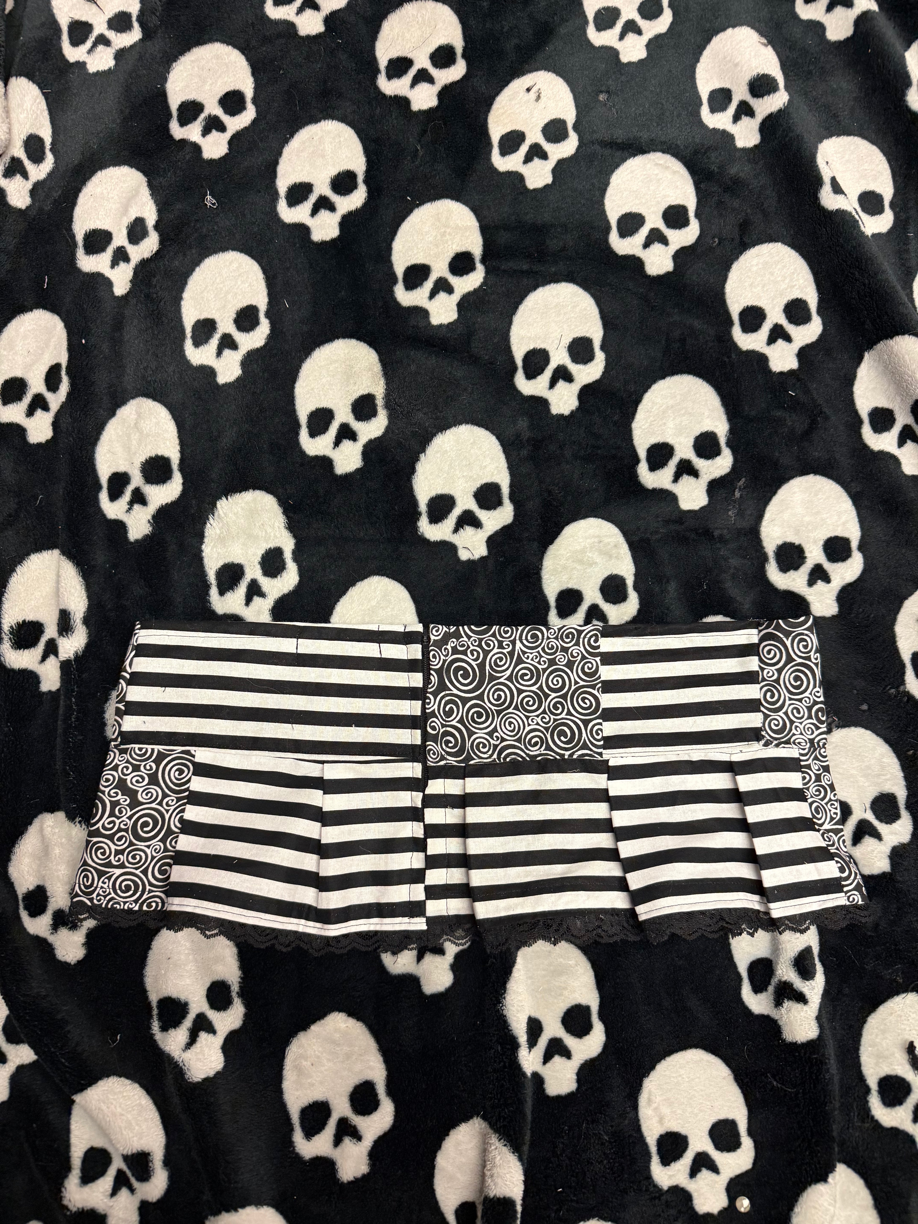 patchwork black & white lace skirt size s