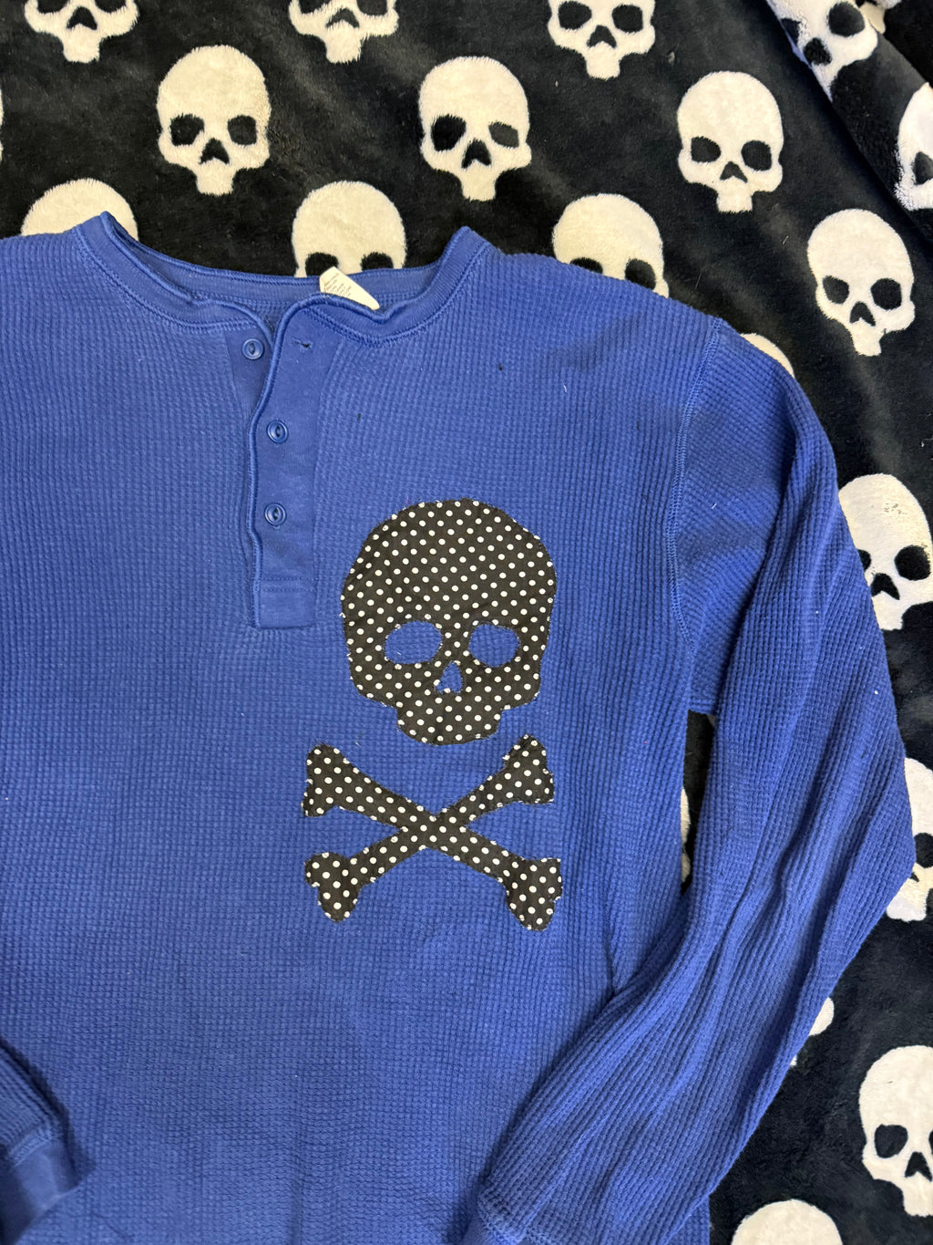 polka dot skull & bones blue henley size m